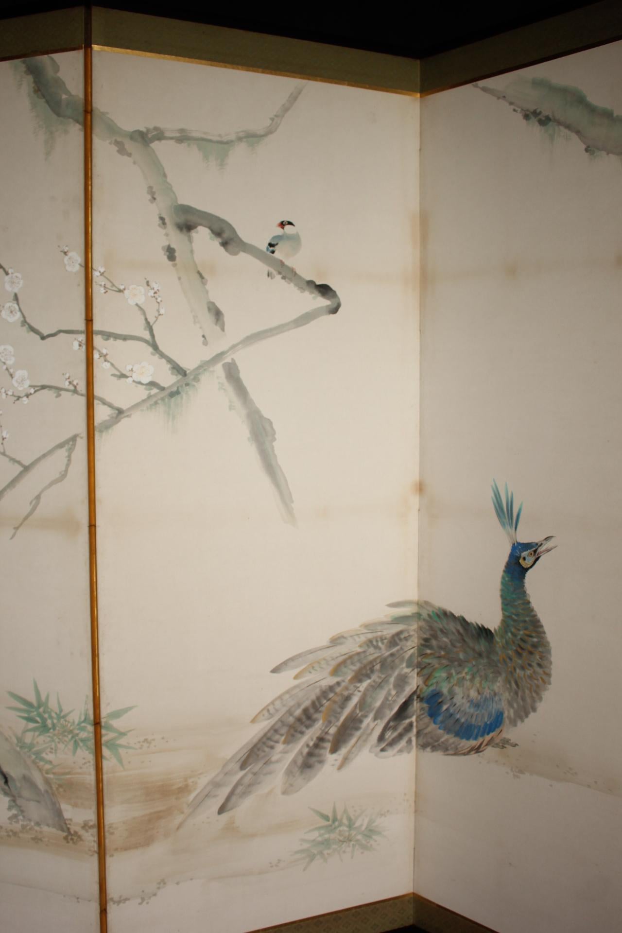 B76 Japanische Antiquitäten 6Paneele, Weiße Pflaumenblüten und Pfau, Faltwand im Angebot 1