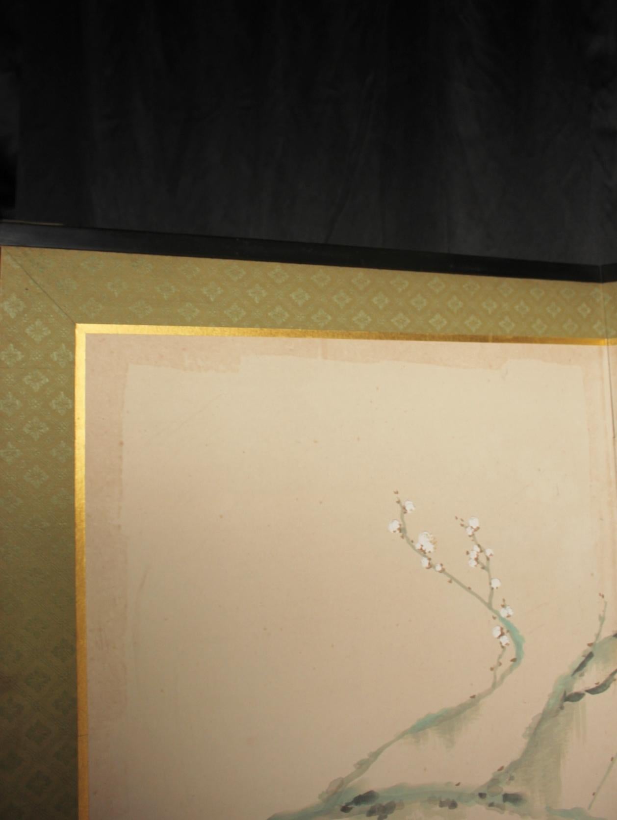 B78 Antigüedades Japonesas 6paneles, Flores de Ciruelo Blancas y Pavo Real, Biombo plegable en Bastante bueno estado para la venta en Niiza, JP