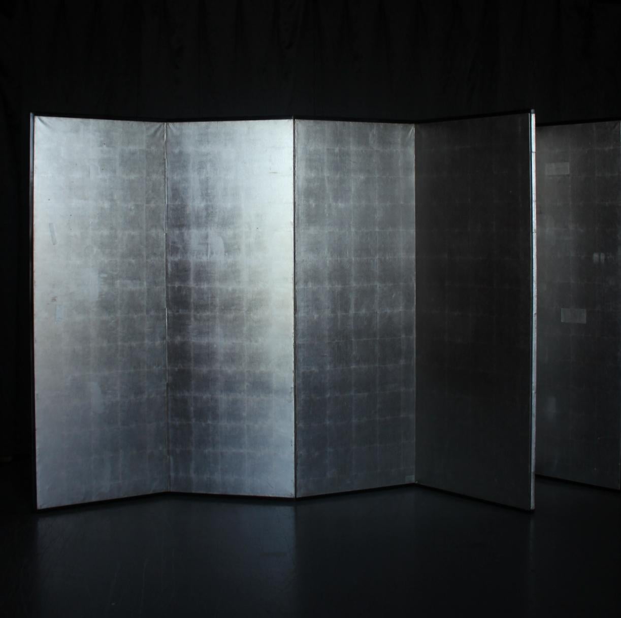 Silver paper folding screen
Material: Paper pasted on wooden frame
1 piece: Width 600 x Height 1750 x Depth 20 mm
Expanded size: Width 3630 mm
Folded size: Width 615 x Height 1750 x Depth 105 mm, weight 12 kg
Packaging (5-10 mm thick plywood