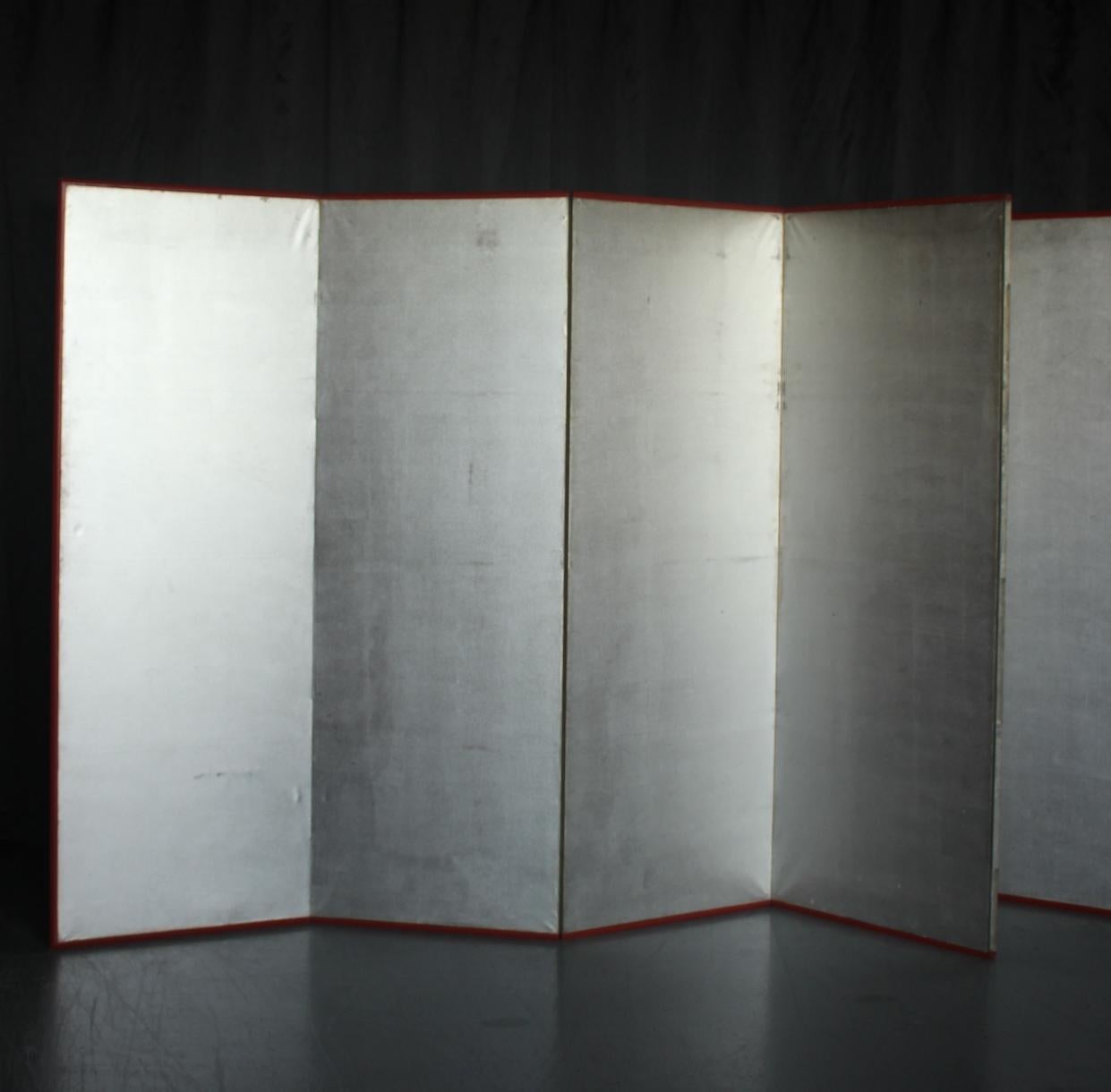 Silber-Papier-Faltwand
MATERIAL: Papier auf Holzrahmen
Ein Stück: B615×H1740mm×T15mm,
Ungefaltetes Format: B3680mm
Größe gefaltet: B615×H1740×T100mm, 9kg
Geschätzte Verpackungsgröße: (mit 5-10mm Sperrholz eingeschlossen): 17cm x 69cm x 182cm,