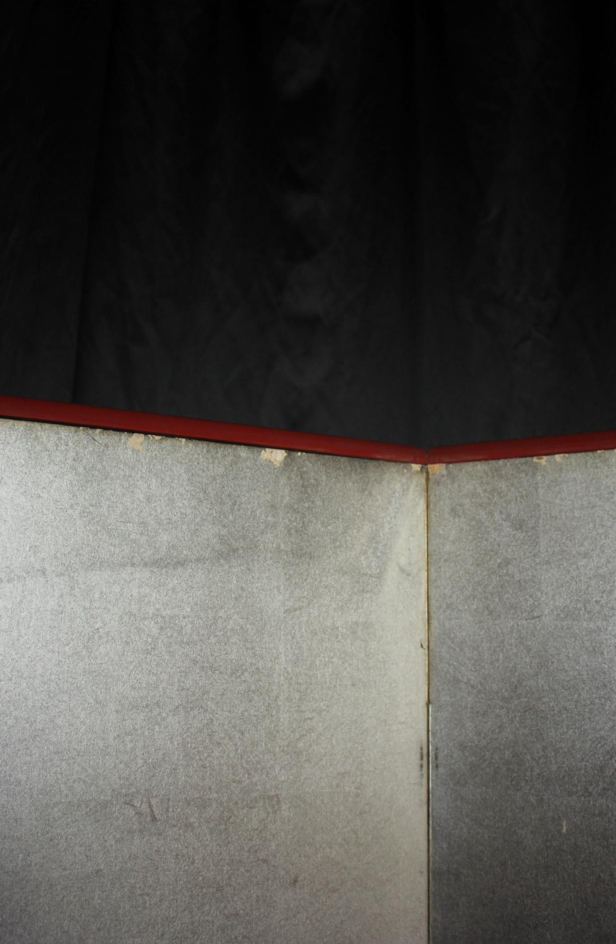 B85 Old Japanese 6panels, Silver Paper, folding Screen, red remmed im Zustand „Relativ gut“ im Angebot in Niiza, JP