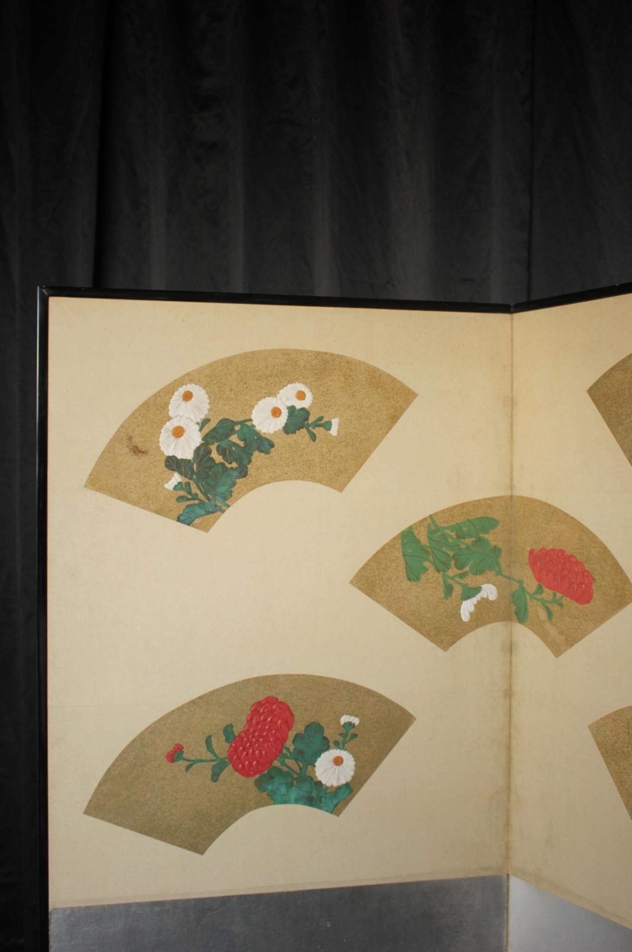 MATERIAL: Tünche, Papier, Holzrahmen
Ein Stück: B710×H1510mm×T17mm,
Ungefaltetes Format: B1420mm
Gefaltetes Format: B710×H1510×T35mm,  15kg
Geschätzte Verpackungsgröße: (mit 5-10mm Sperrholz eingepackt): 10cm x 77cm x 158cm, 28kg

Der obere Teil