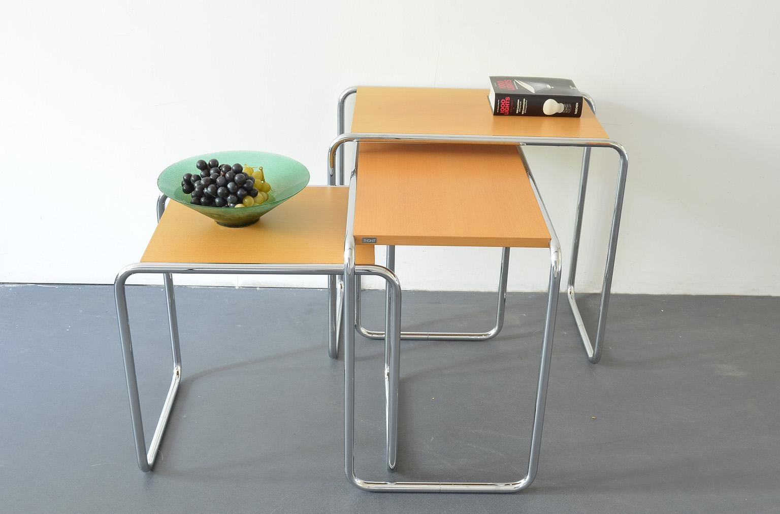 B9 staking tables / nesting tables.
Designed by Marcel Breuer for Thonet, Bauhaus.
A set of 3 pieces, light-brown wood.
B9b D x W x H in cm 39 x 50 x 52
B9c D x W x H in cm 39 x 55 x 59
B9d D x W x H in cm 39 x 60 x 66.