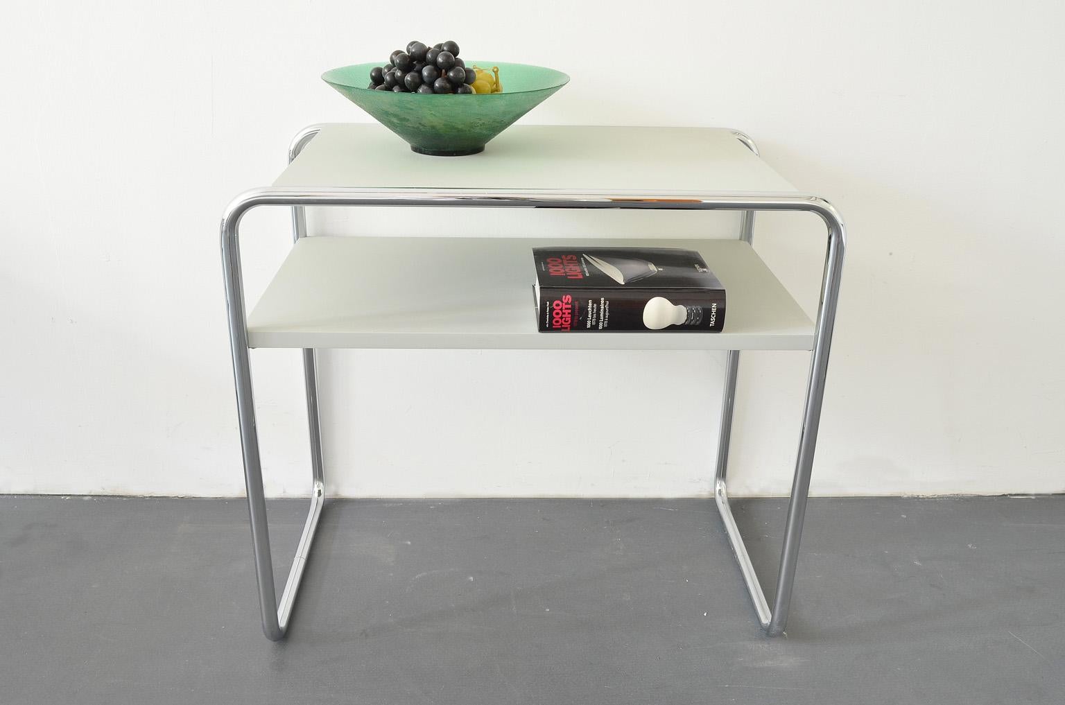 B9d/1 nesting table designed by Marcel Breuer for Thonet, light grey.
B9 nesting table with an additional shelf.

 