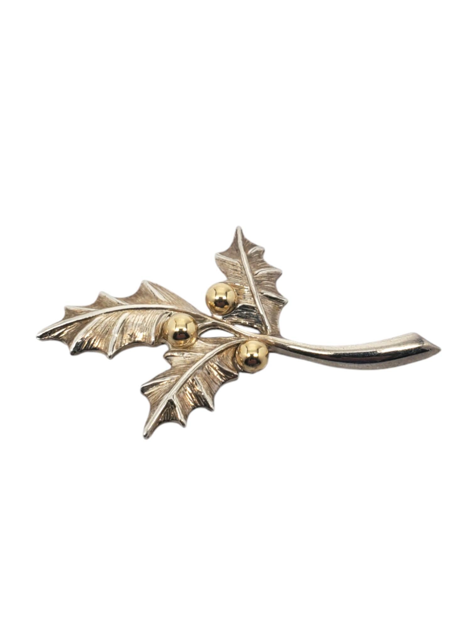 B.A. Sterling Silver & 14k Mistletoe Brooch Pin -

This vintage mistletoe brooch pin is made in sterling silver & 14K overlay berries by B.A. Ballou.

Size: 2.5 by 1.5 in.

Stamped: B.A.B. STERLING

Weigh: 5.85 dwt / 9.10 gr

Very good condition,