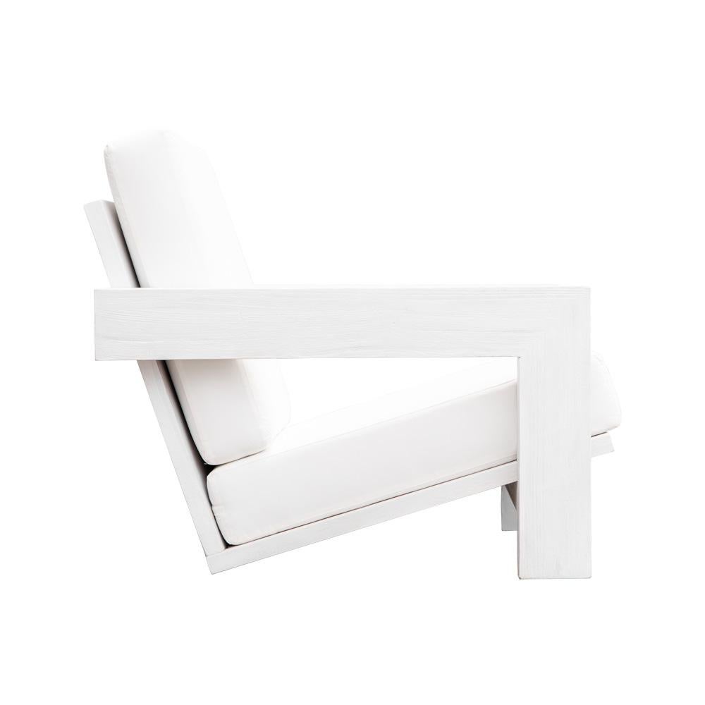Forte, audace, sicuro di sé. Questa poltrona da esterno è caratterizzata da una seduta profonda e confortevole all'interno di una struttura in teak resistente alle intemperie. È stata applicata una finitura bianca multistep per un'estetica pulita e