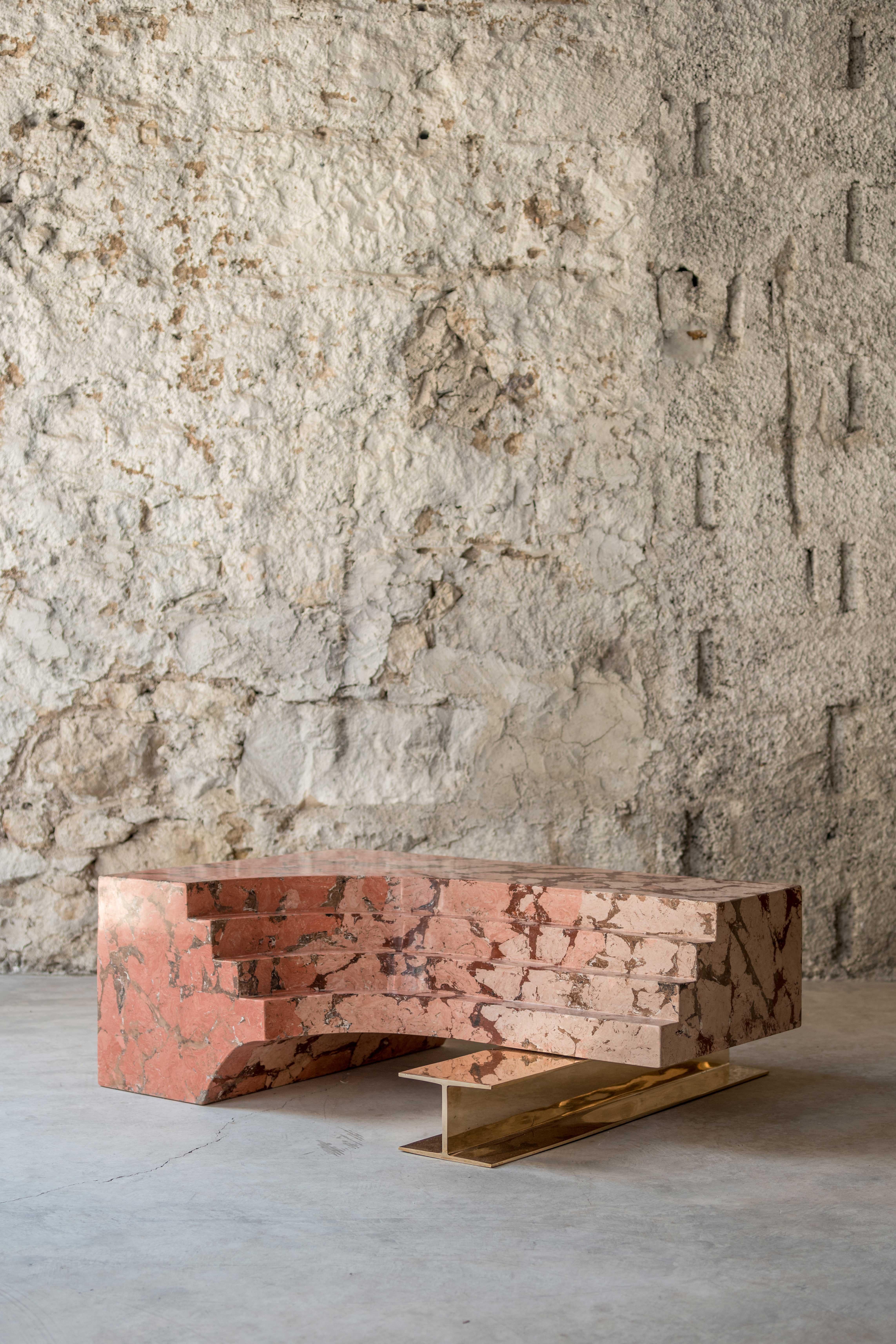 Ruines de Roberto Sironi est une série d'œuvres qui re-signifient des fragments architecturaux appartenant à différentes périodes historiques et à de grands sites archéologiques, en modelant les formes selon de nouvelles représentations esthétiques.