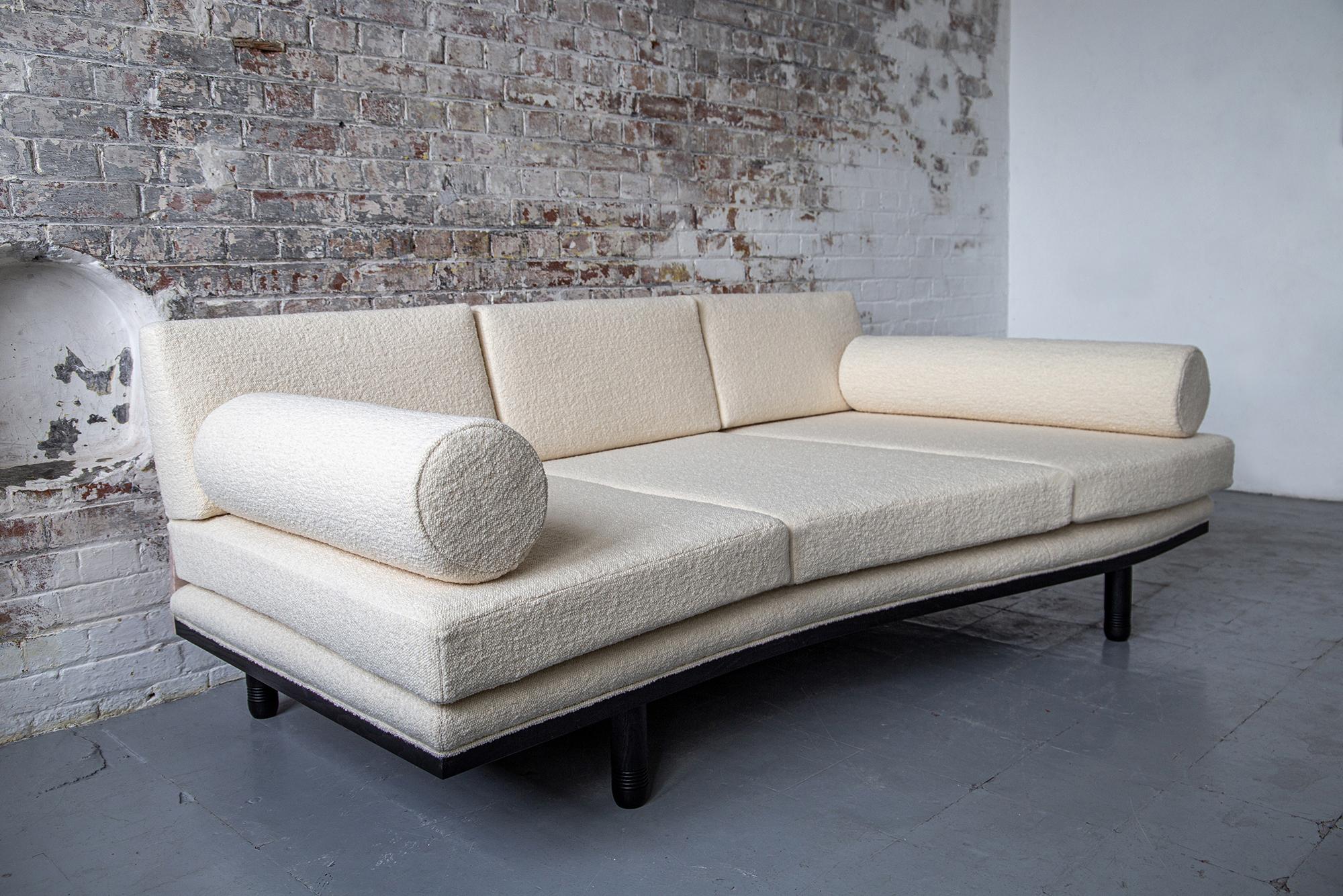 Baalbek, Trapezförmiges Sofa Daybed von Toad Gallery, Contemporary Edition 2022 (Asche) im Angebot