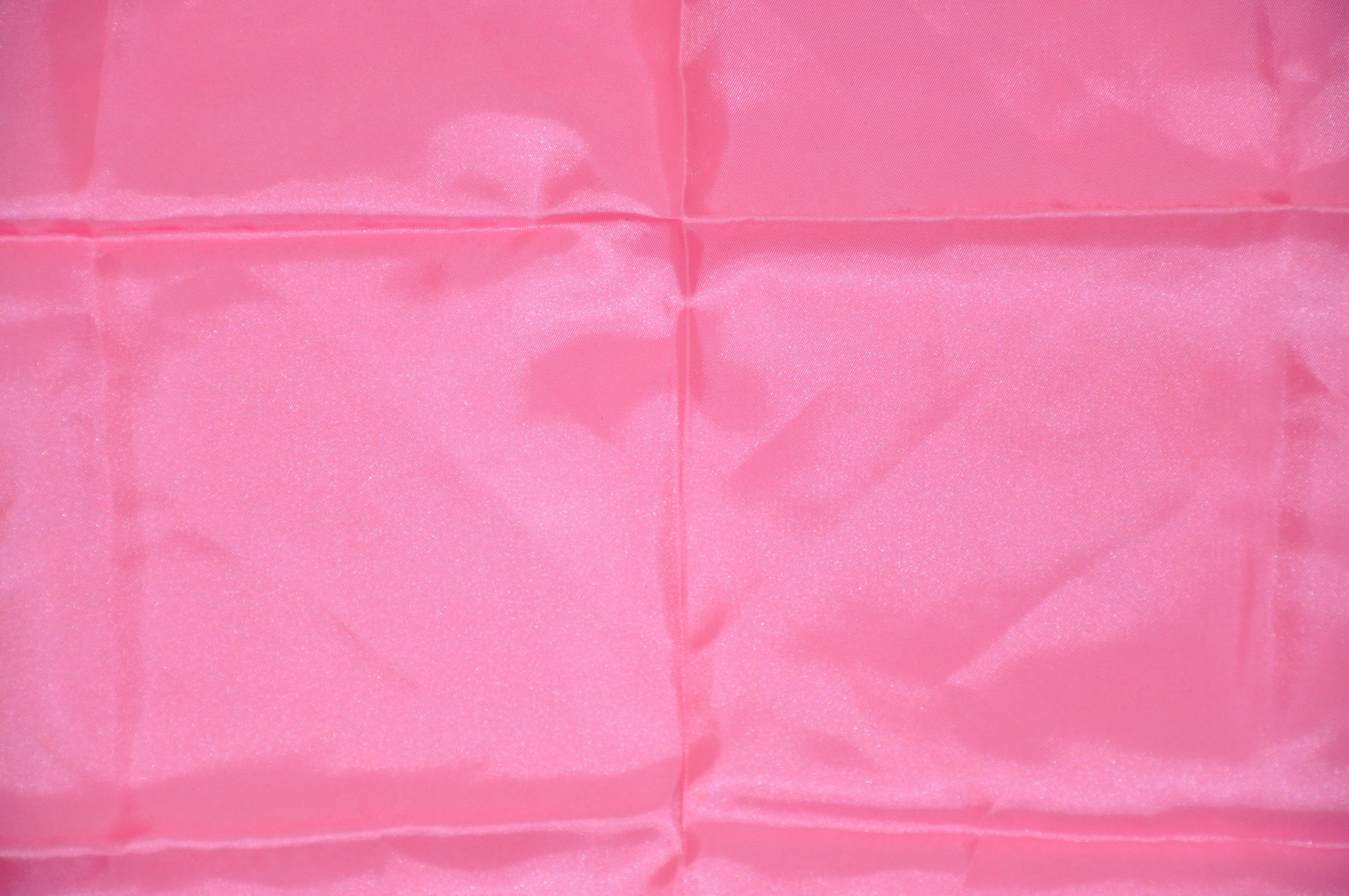        Baar & Beards wunderbar elegante marineblaue Polka-Dot-Bordüren, die ein kräftiges rosa Zentrum umgeben und mit handgerollten Rändern akzentuiert sind, messen 21 Zoll mal 21 Zoll. Hergestellt in Japan.