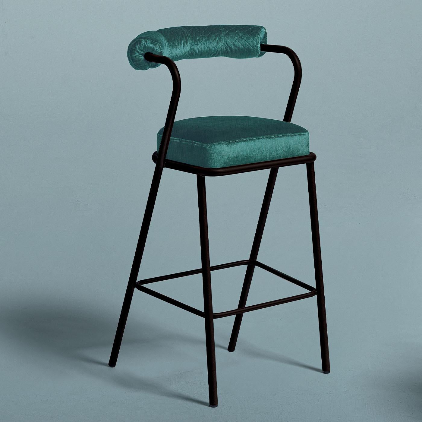 Lo sgabello da bar Baba, disegnato da Serena Confalonieri, unisce un'estetica raffinata alla funzionalità quotidiana, diventando un'aggiunta sofisticata a qualsiasi bar o tavolo alto. Con un'altezza della seduta di 75 cm, la sua struttura in acciaio