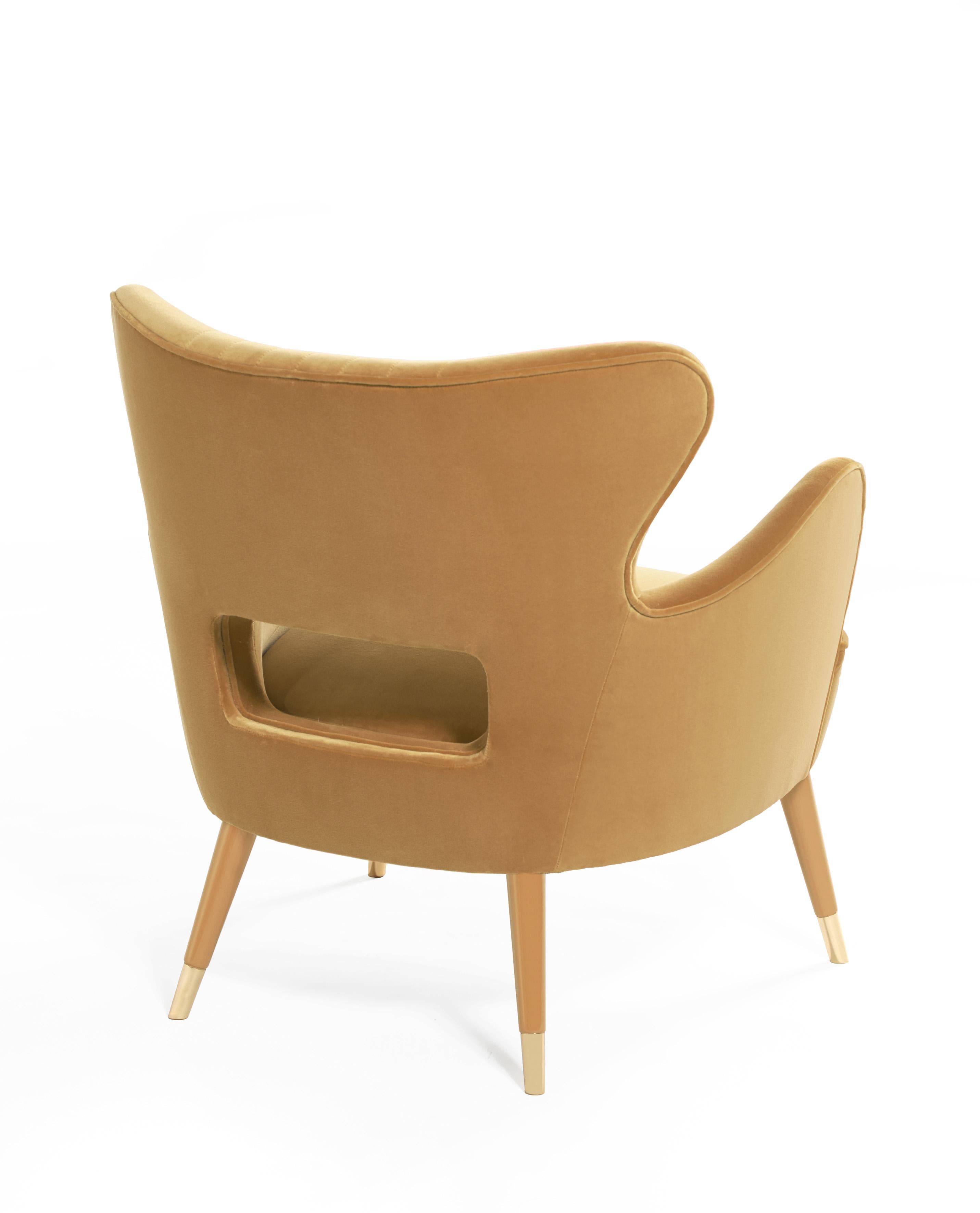 Sillón Babe by Munna
Dimensiones: P 69 x An 69 x Al 74 cm. SH: 44 cm.
Materiales: Madera maciza, espuma, latón y tapicería.
Acabado: Terciopelo de algodón camel, patas lacadas y cubierta de los pies de latón pulido.

Disponible en todos los tejidos