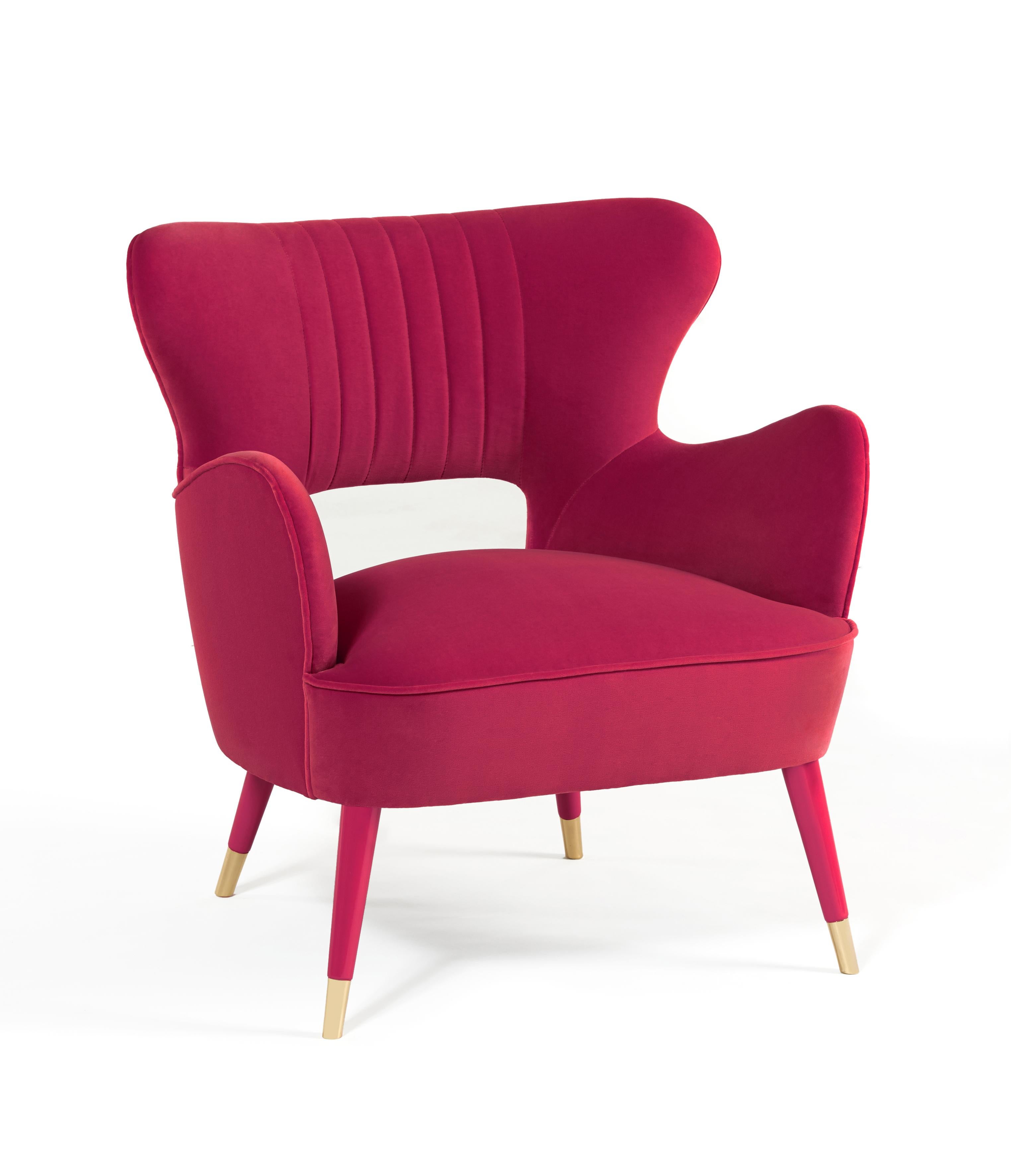 Poltrona Babe di Munna
Dimensioni: D 69 x L 69 x H 74 cm. SH: 44 cm.
Materiali: Legno massiccio, schiuma, ottone e imbottitura.
Finitura: Velluto di cotone fucsia, gambe in legno laccato e piedini in ottone lucido.

Disponibile in tutti i tessuti