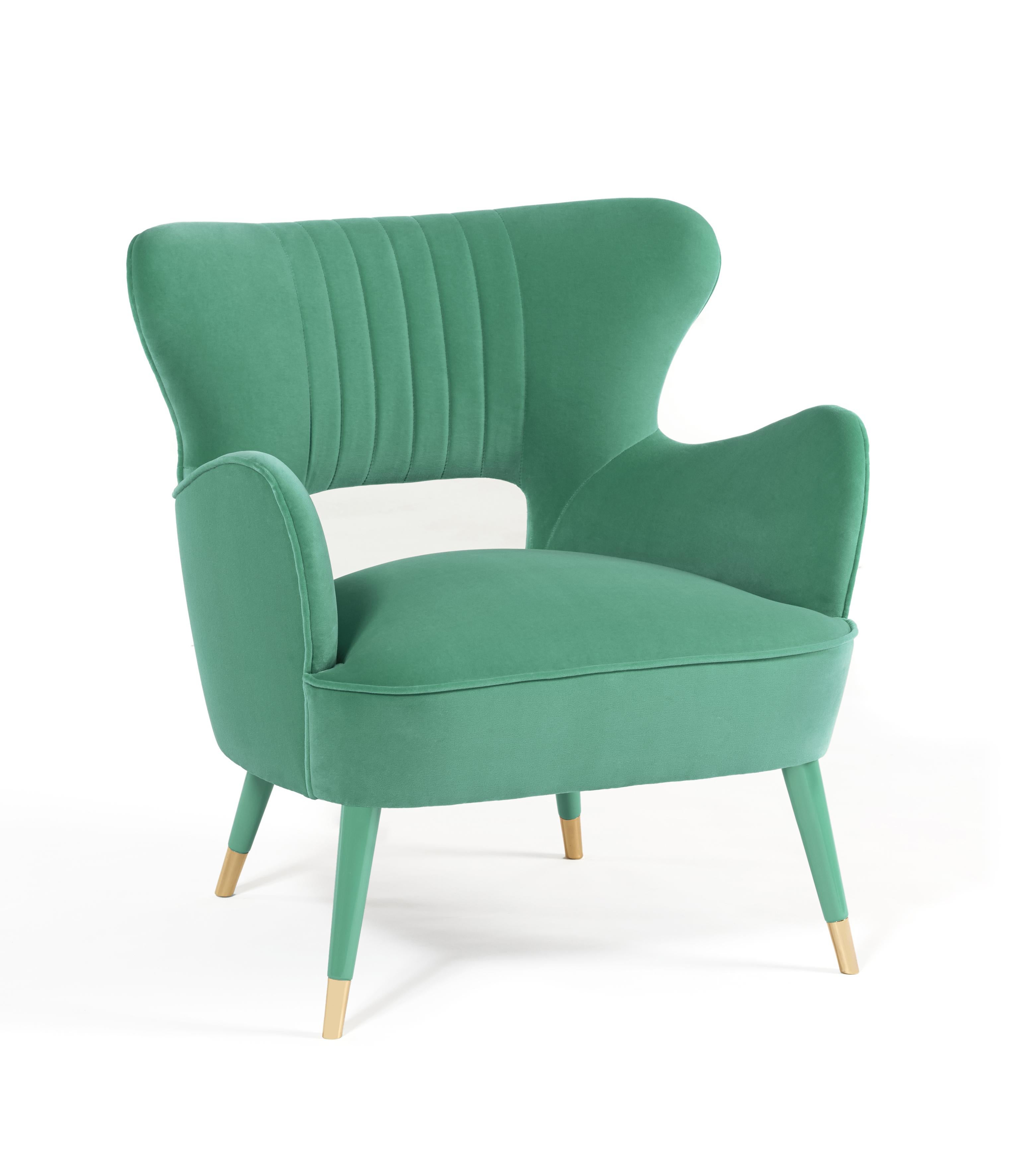 Sillón Babe by Munna
Dimensiones: P 69 x An 69 x Al 74 cm. SH: 44 cm.
Materiales: Madera maciza, espuma, latón y tapicería.
Acabado: Terciopelo de algodón verde huevo de pato, patas lacadas y cubierta de los pies de latón pulido.

Disponible en