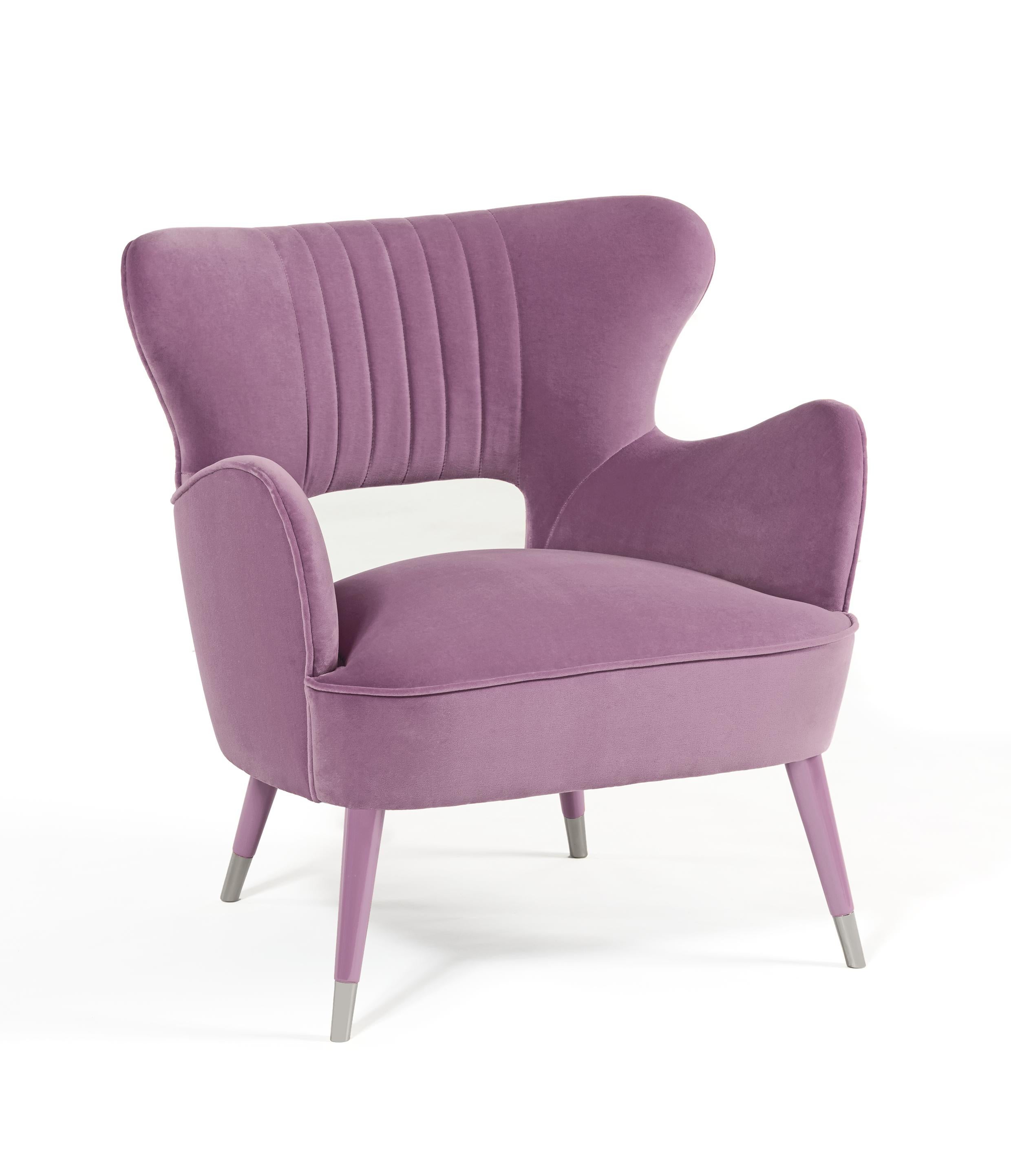 Sillón Babe by Munna
Dimensiones: P 69 x An 69 x Al 74 cm. SH: 44 cm.
Materiales: Madera maciza, espuma, latón y tapicería.
Acabado: Terciopelo de algodón lila, patas lacadas y cubierta de los pies de latón pulido.

Disponible en todos los tejidos