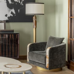 Lámpara de pie Babel en cuerno, latón, shantung marfil y cuero Tosca by Arcahorn