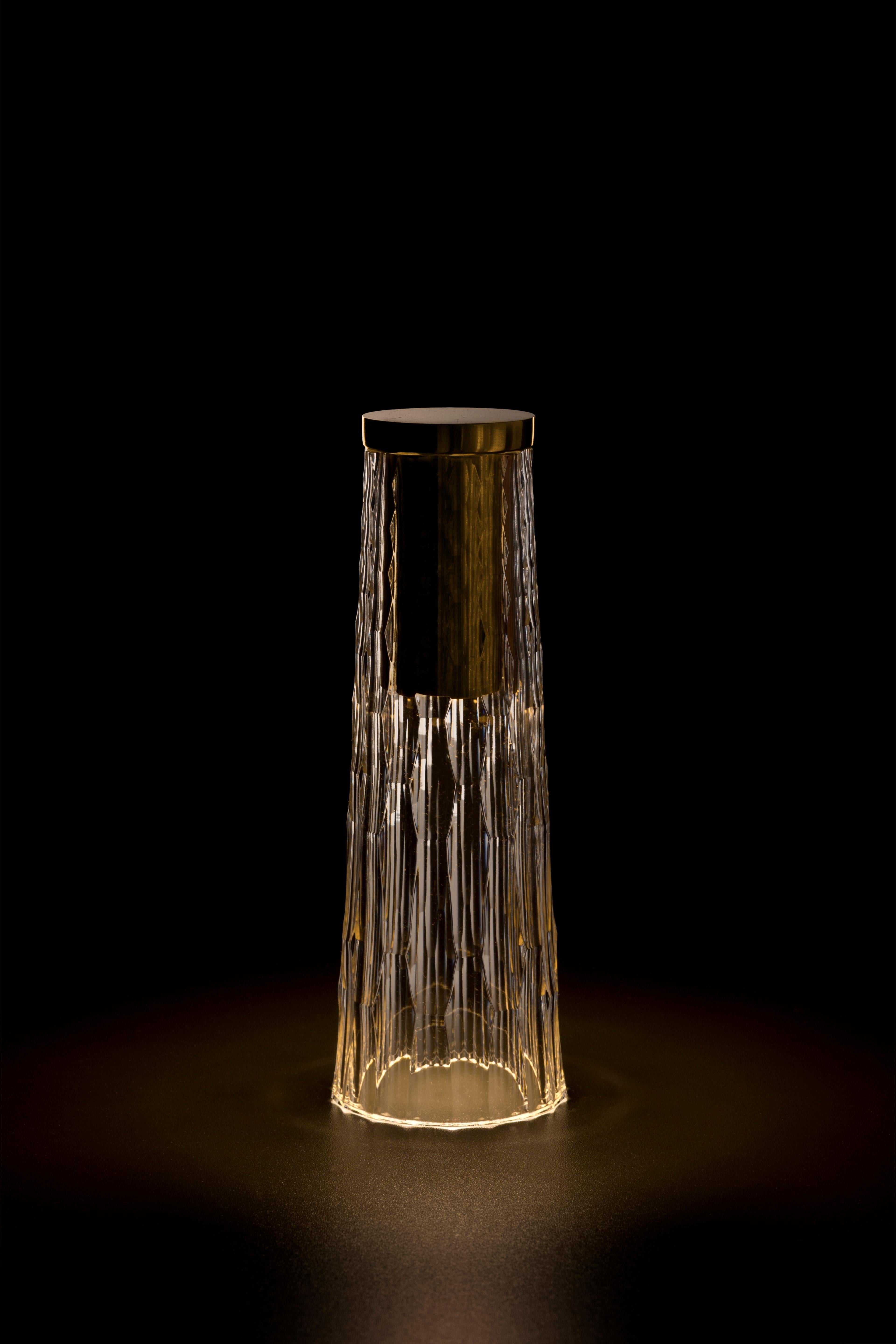Die kabellose, tragbare Tischleuchte Babel crystal wurde von Noe Duchaufour Lawrance für GAIA&GINO entworfen. 

Die kabellose Tischleuchte Babel ist von den Handwerkern inspiriert, die Kristall schleifen. Jede ihrer Gesten, die sie über Jahre hinweg