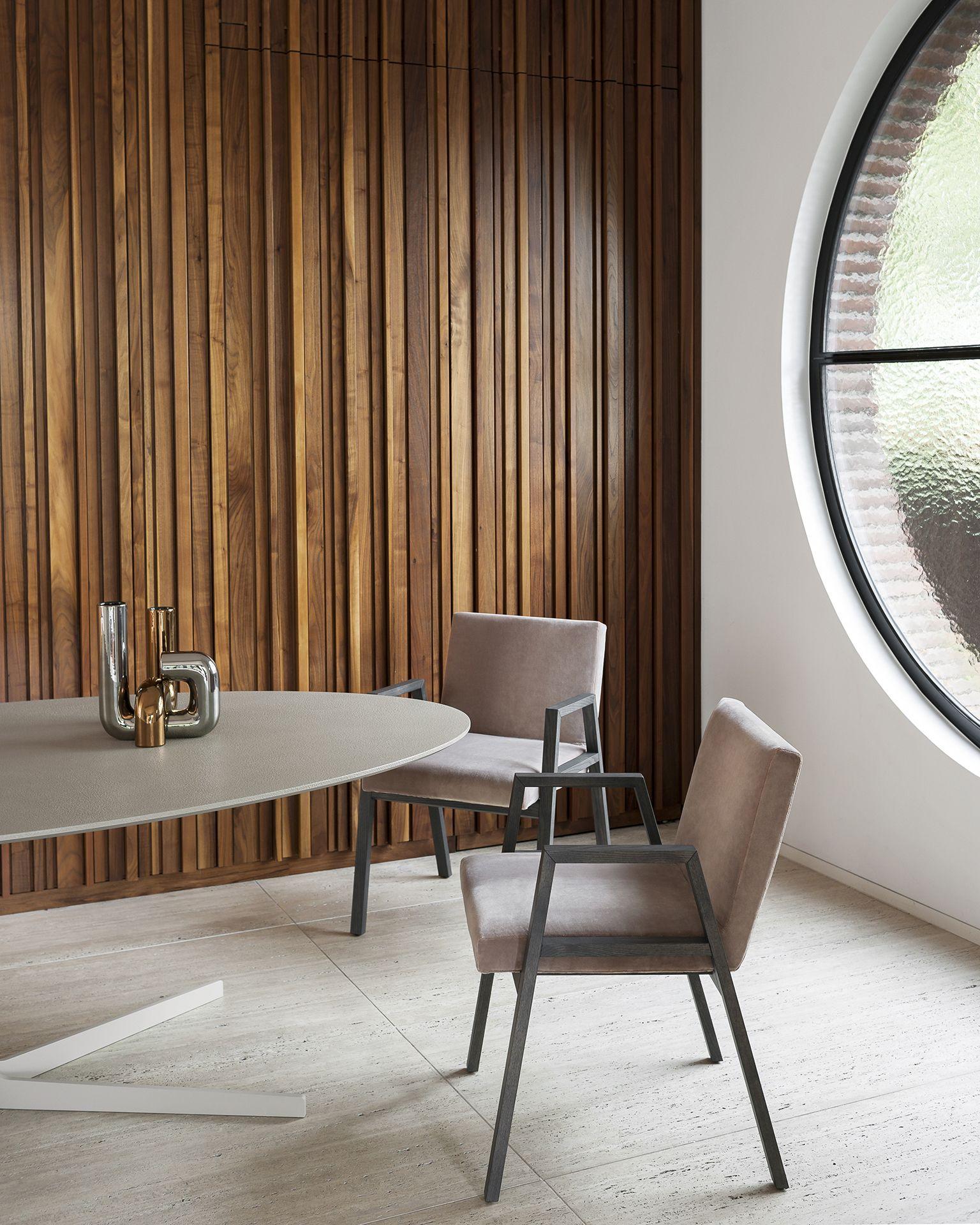 Babela Sessel
Entworfen von Achille & Pier Giacomo Castiglioni

Babela ist ein Sessel mit einem strengen Design, der zeigt, wie Funktionalität und Ästhetik in perfekter Harmonie koexistieren können und trotz der Strenge seiner Form großen Komfort