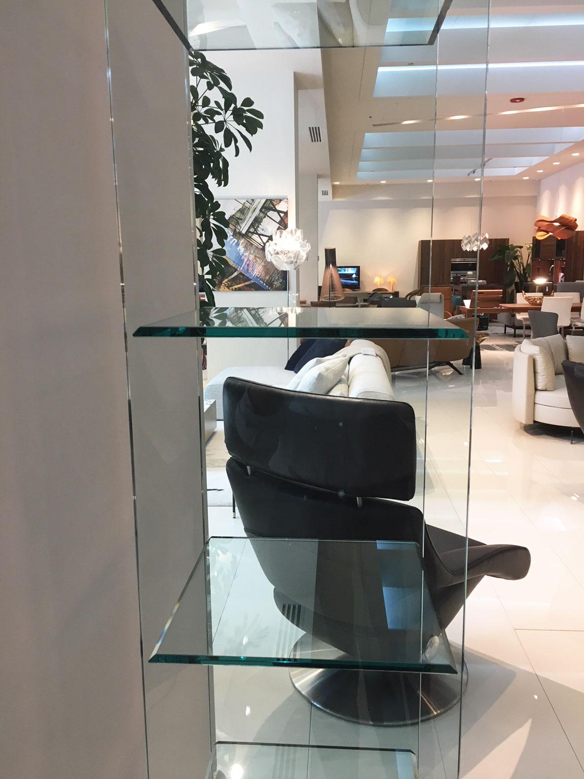 Babele Curved Glass Display Unit by Massimo Morozzi for FIAM Italia In Good Condition In Chicago, IL