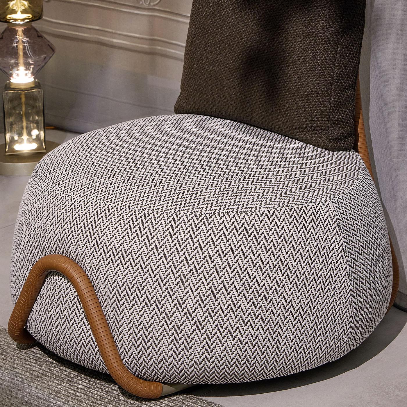 The logical is combined with the irrational, and forms come together in a play of opposites between minimalism and figurative exuberance. Inspired by the art of the surrealist painter Salvador Dalì, the Babou lounge chair is characterized by the
