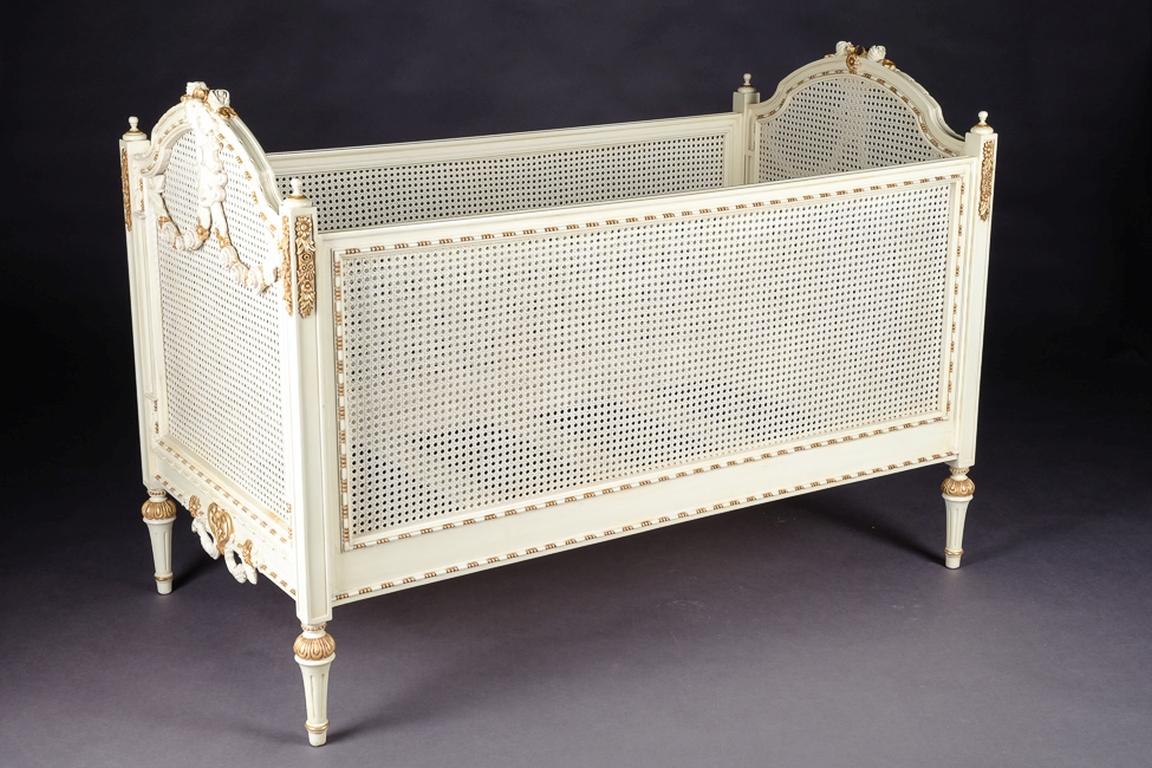Baby Baroque bed in the style of the Louis XVI seize.

Solid beech wood, finely carved, colored and gilt gilded. Braided on all sides.
Openwork rocaille crowning.

Very decorative and an absolute highlight in every bedroom.

(H-Ho-1).