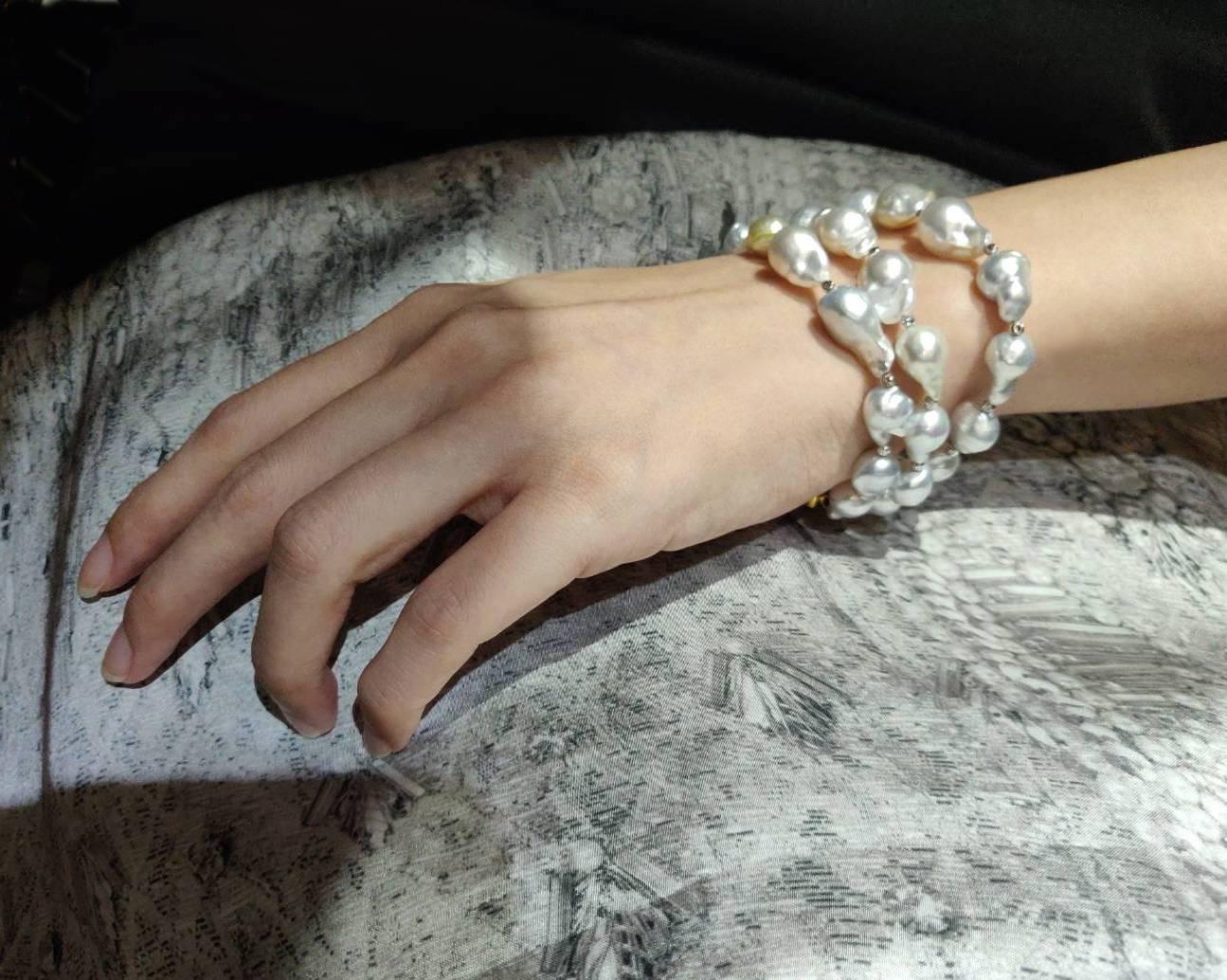 3-Stranded Baby Baroque Silvery White South Sea Pearl Diamond 18k Gold Bracelet In New Condition For Sale In Bangkok, TH