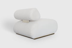 Chaise Baby Beluga en laine de mouton et base en laiton par Atra
