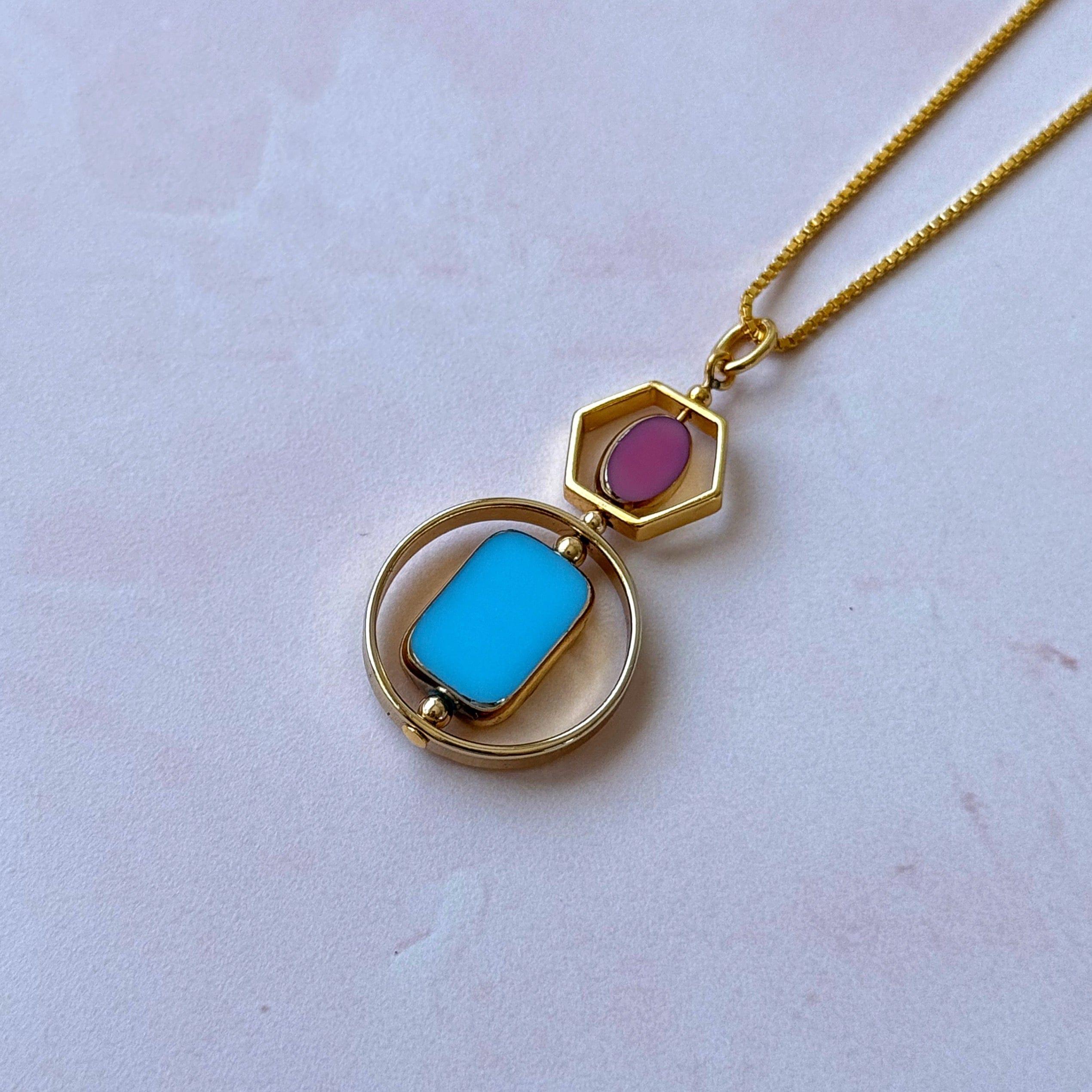 I ciondoli sono perle di vetro tedesco vintage di nuova produzione, incorniciate da oro 22 carati. Le perline sono state pressate a mano tra gli anni '50 e '70. Non ce ne sono due esattamente uguali. Non sono più in produzione e quindi sono rare e
