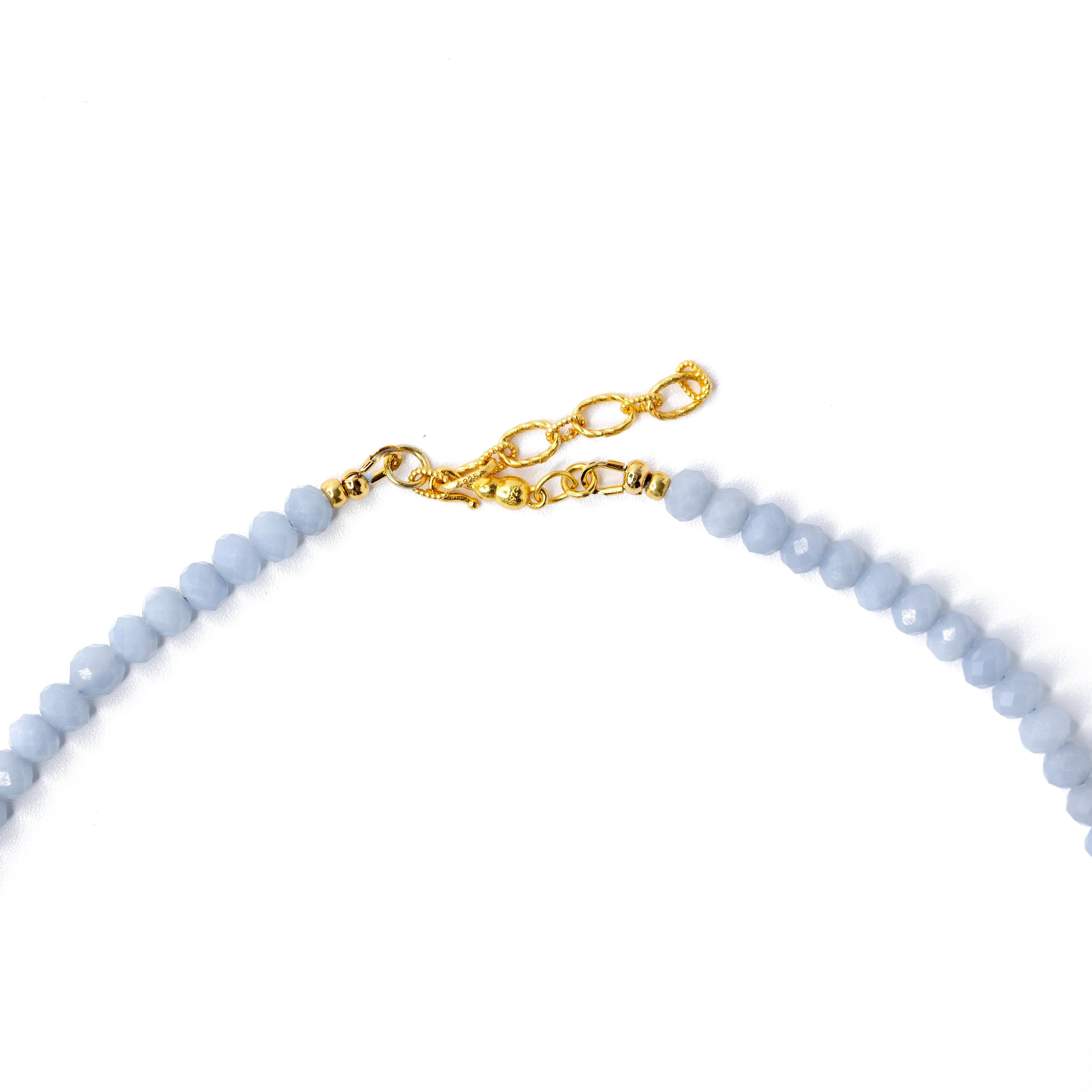 Décorez votre décolleté avec ce superbe collier ras de cou en perles d'or Baby Blue Angelite, fait à la main à la perfection. Son design unique de perles ajoute une touche d'élégance à votre tenue, ce qui en fait un accessoire parfait pour toute