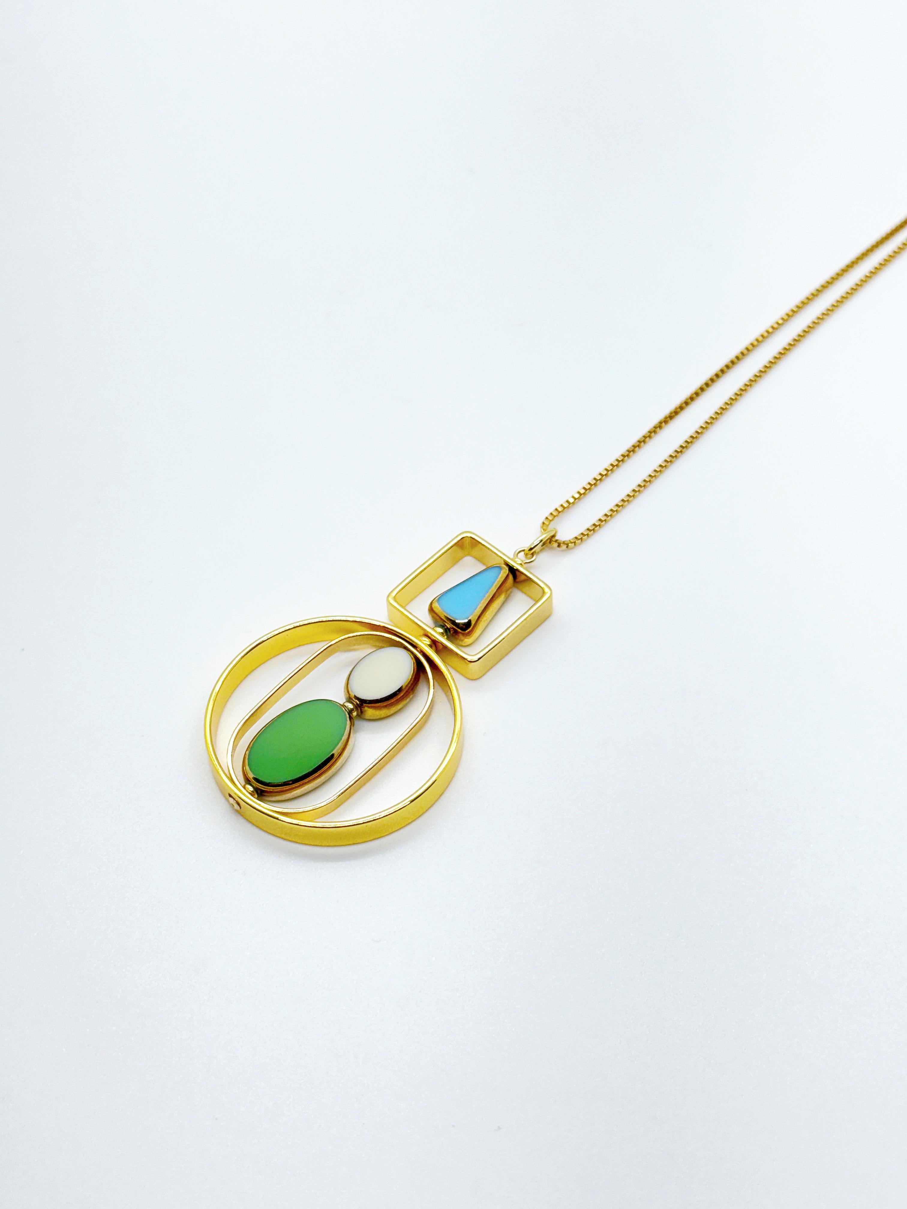 Le pendentif est composé de perles de verre allemandes vintage bleu layette, beige et vert et se termine par une chaîne en or de 18 pouces. 

Les perles sont de nouvelles perles de verre allemandes vintage qui sont encadrées avec de l'or 24K. Les