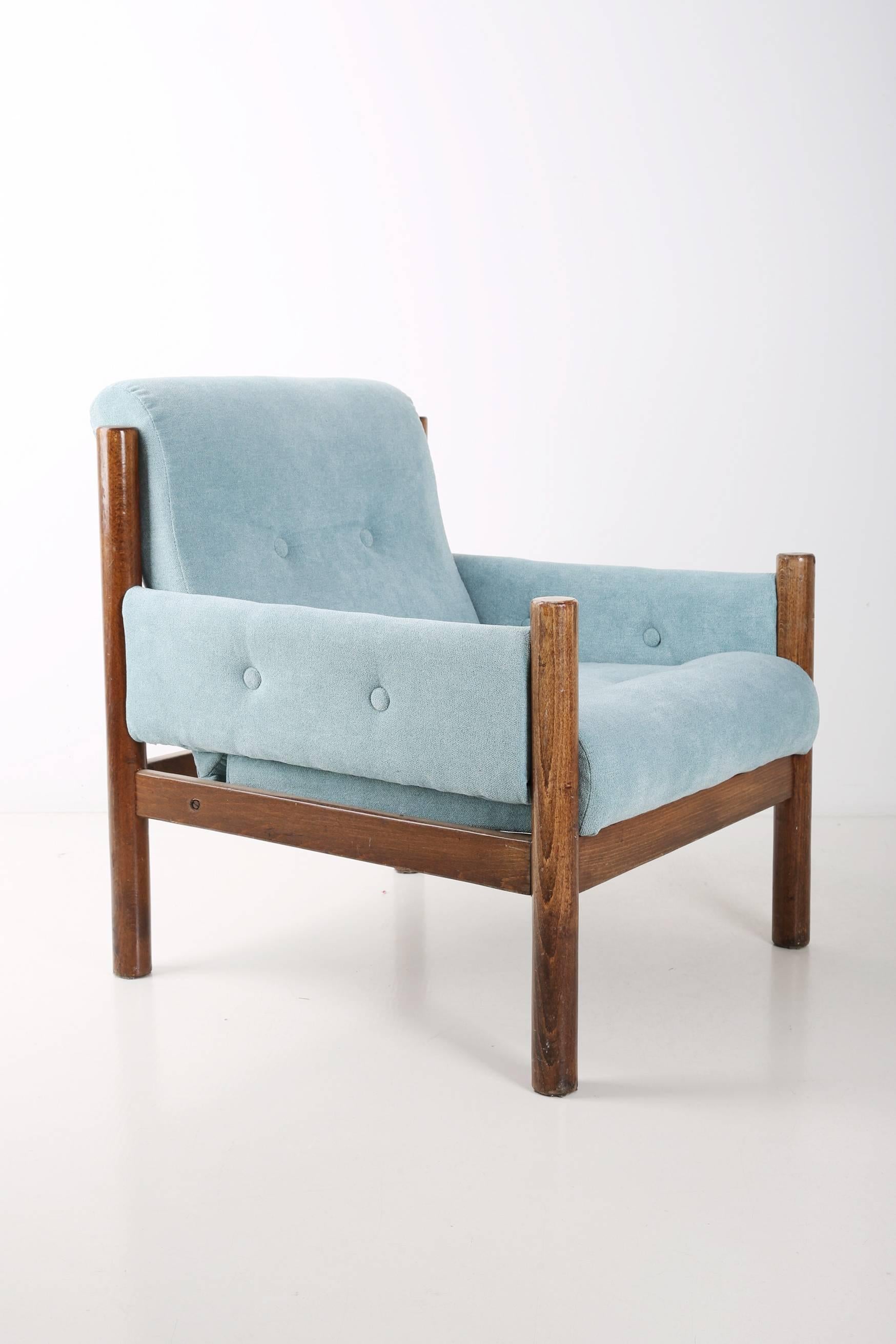 Un merveilleux petit fauteuil fabriqué dans les années 1960 en Pologne. Un design stable du mobilier et un siège confortable. Meubles après rénovation complète de la tapisserie, boiseries rafraîchies. L'ensemble est recouvert d'un tissu épais de