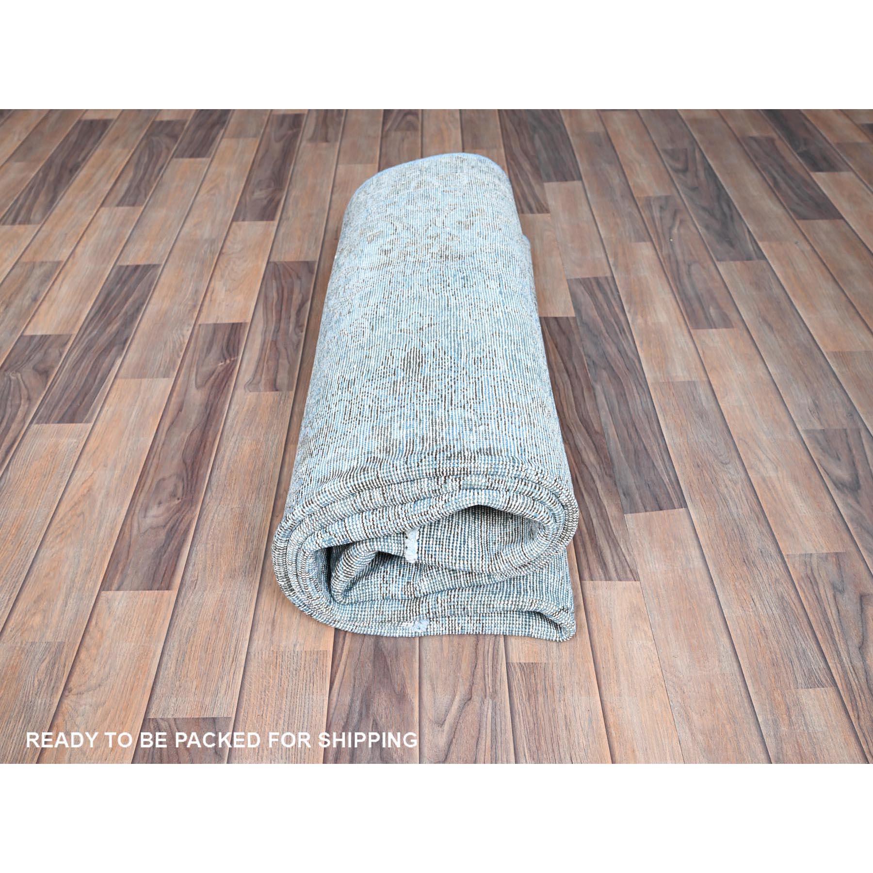 Babyblauer handgeknüpfter persischer Täbris-Teppich aus getragener, überzogener Wolle im Used-Look im Angebot 3