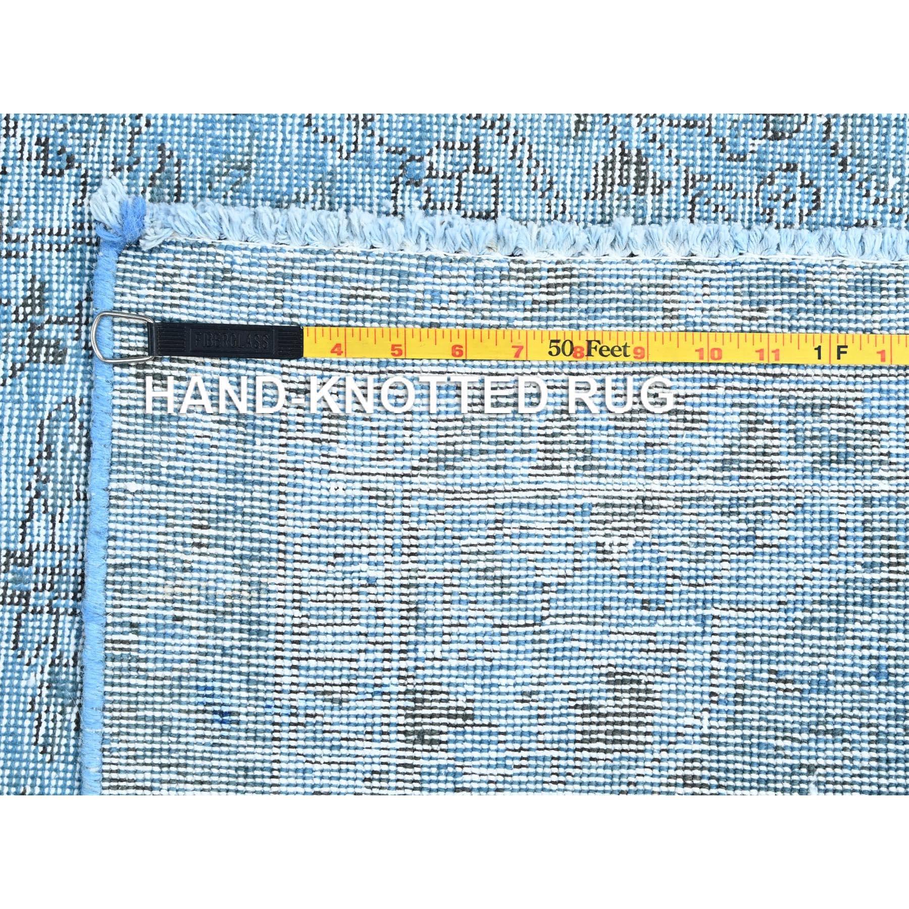Babyblauer handgeknüpfter persischer Täbris-Teppich aus getragener, überzogener Wolle im Used-Look im Angebot 5