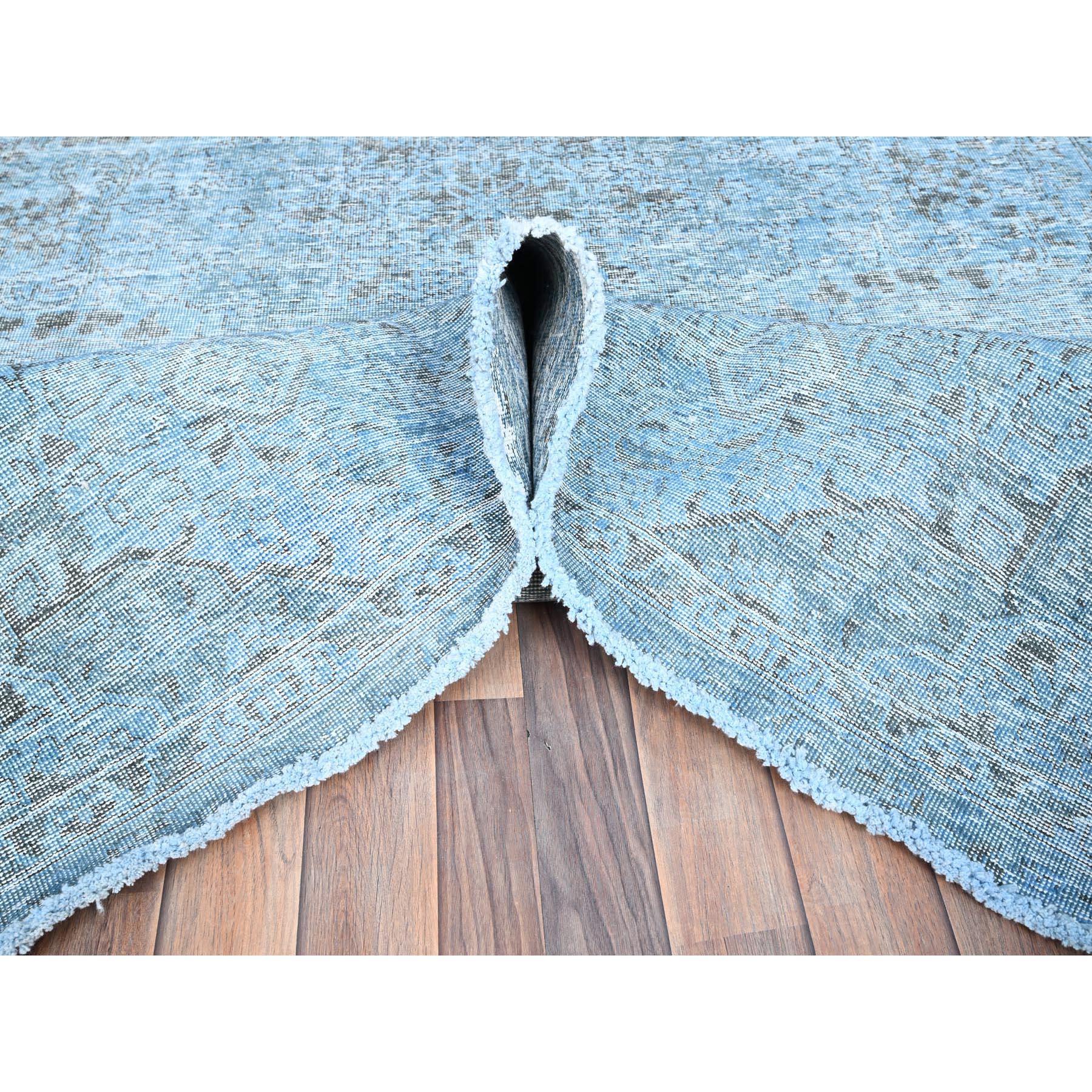Babyblauer handgeknüpfter persischer Täbris-Teppich aus getragener, überzogener Wolle im Used-Look im Zustand „Relativ gut“ im Angebot in Carlstadt, NJ