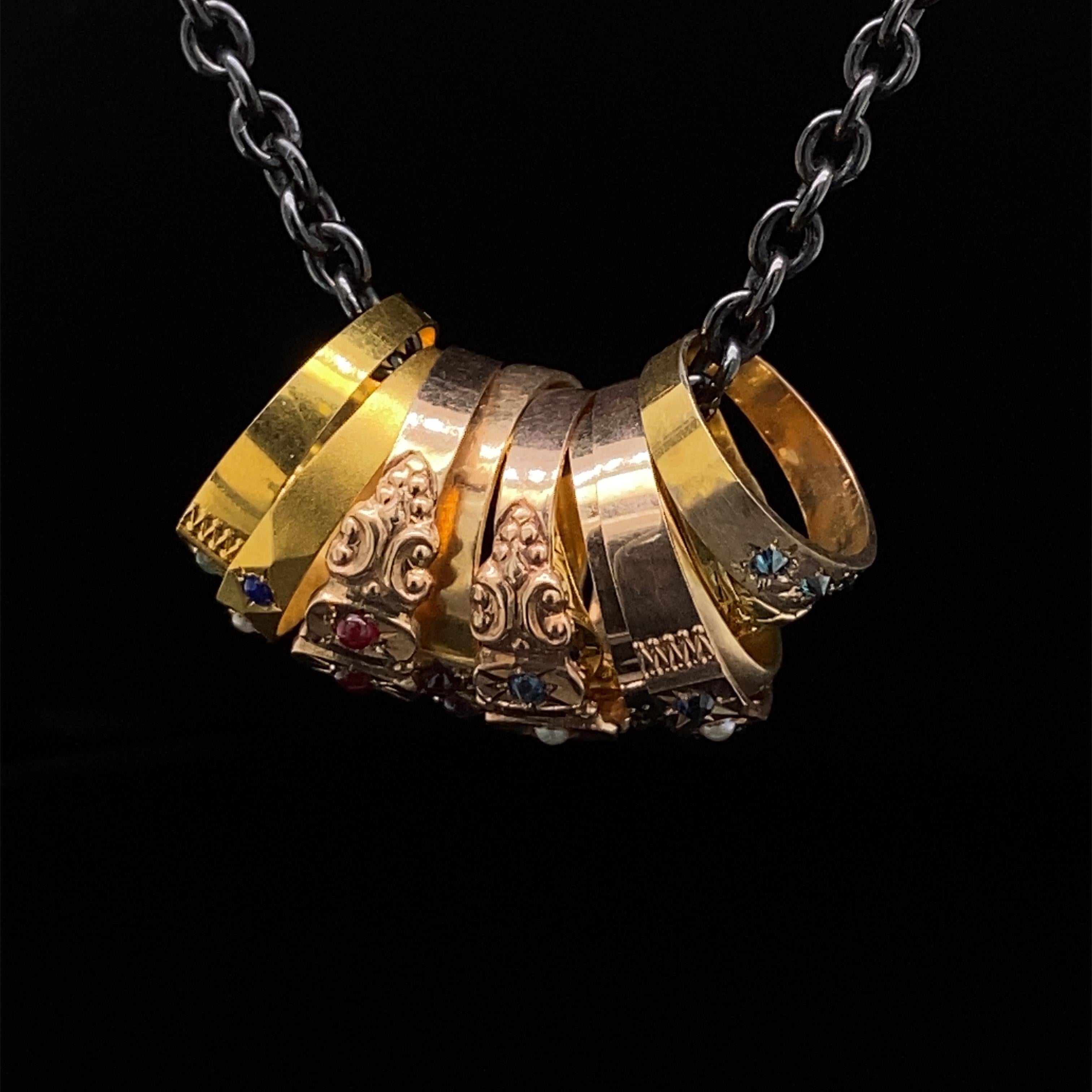 Halskette „Baby Boom“ mit elfenbeinfarbenen antiken amerikanischen Babyringen aus Gold an schwarzer Kette Damen im Angebot