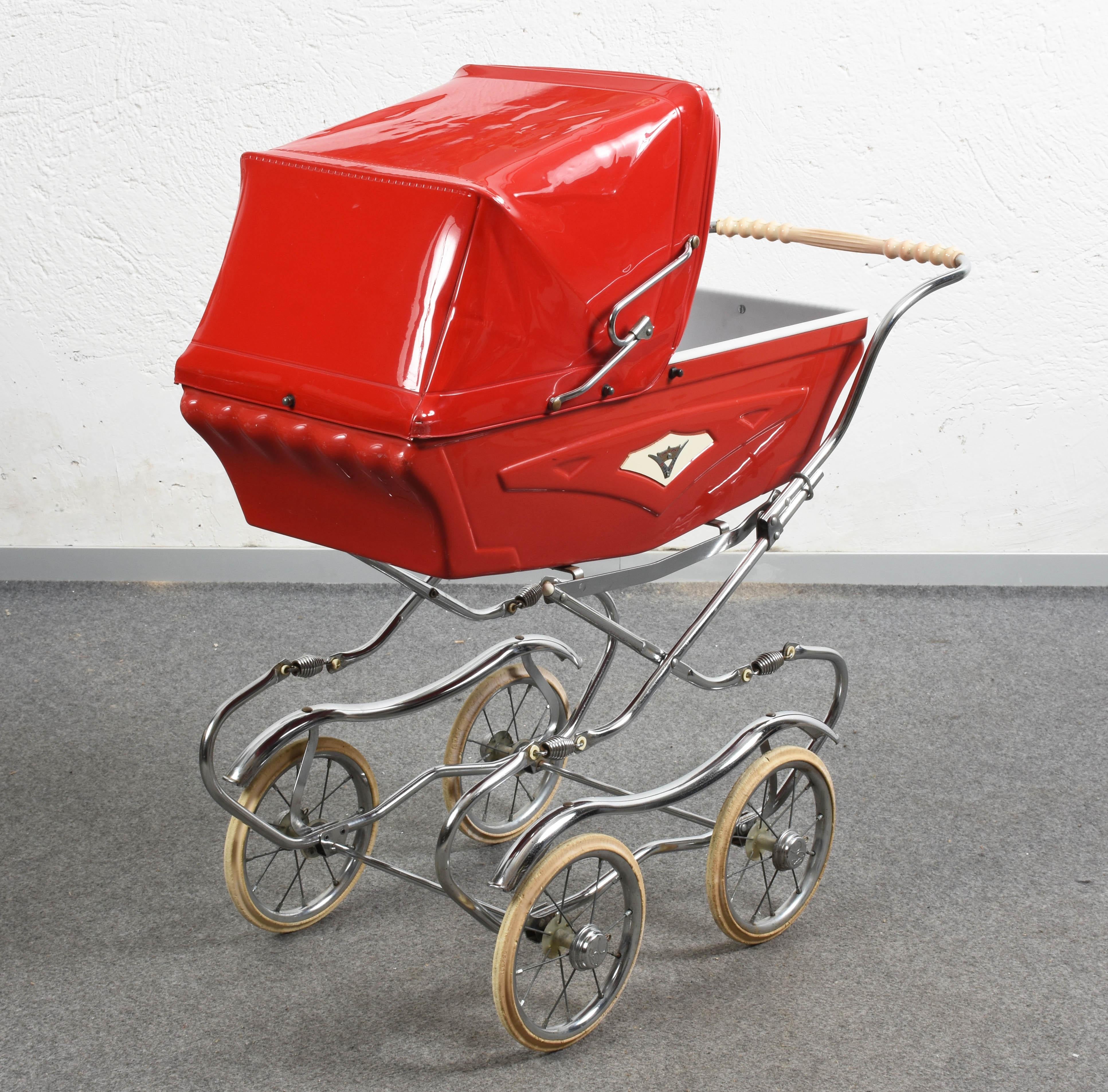 Unique midcentury baby cars Giacattolo baby pram stroller for children in steel and red plastic. This wonderful piece was produced in Italy during the 1950s.

This amazing piece has a red lacquered plastic hood a red metal structure with white