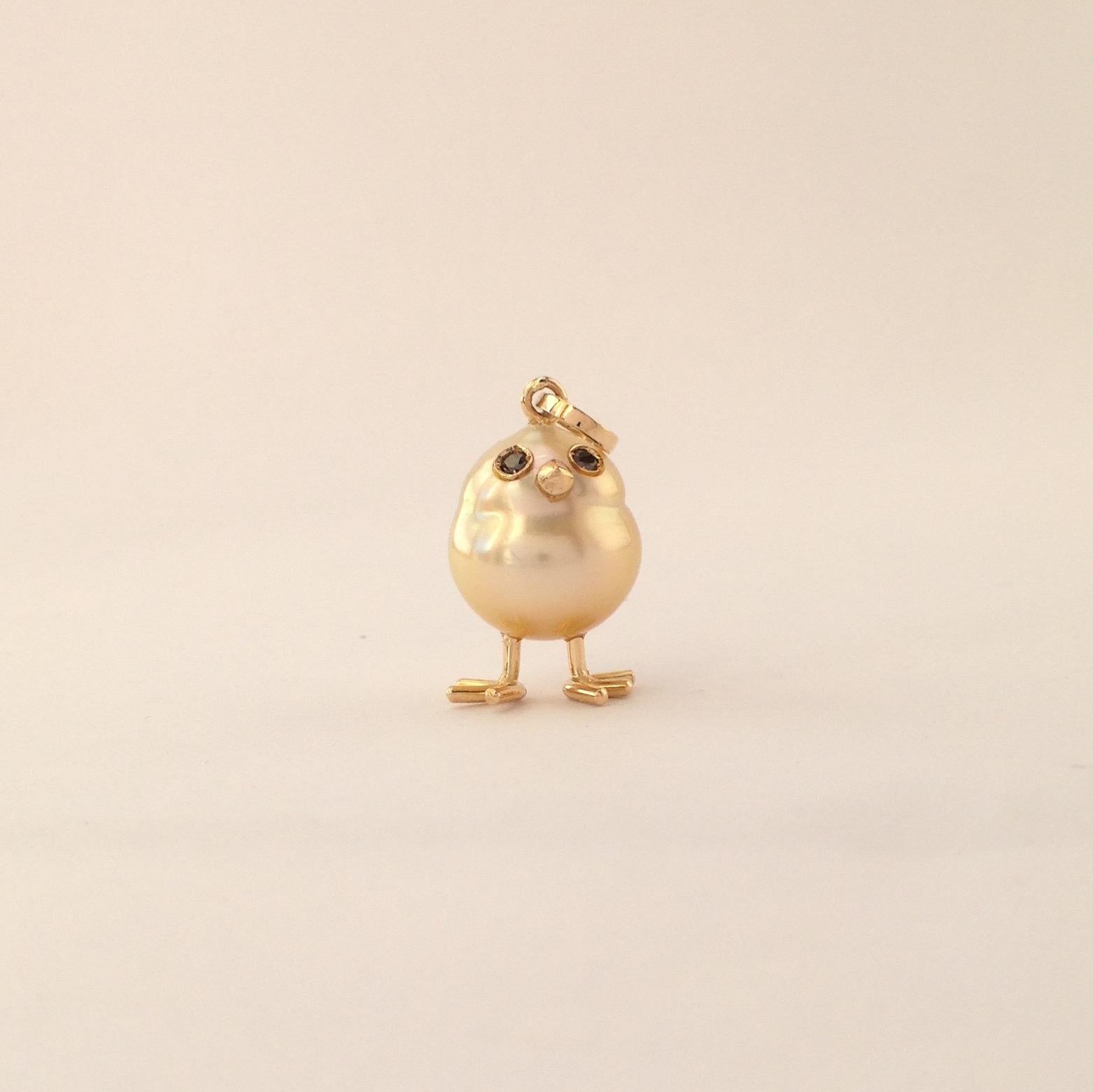 A spherical rare Australian pearl has been carefully crafted to make a chick. He has his two legs, two eyes encrusted with two black diamonds and his beak. The color of the pearl is slightly.
The gold is yellow.
The caliber is ct 0.03.