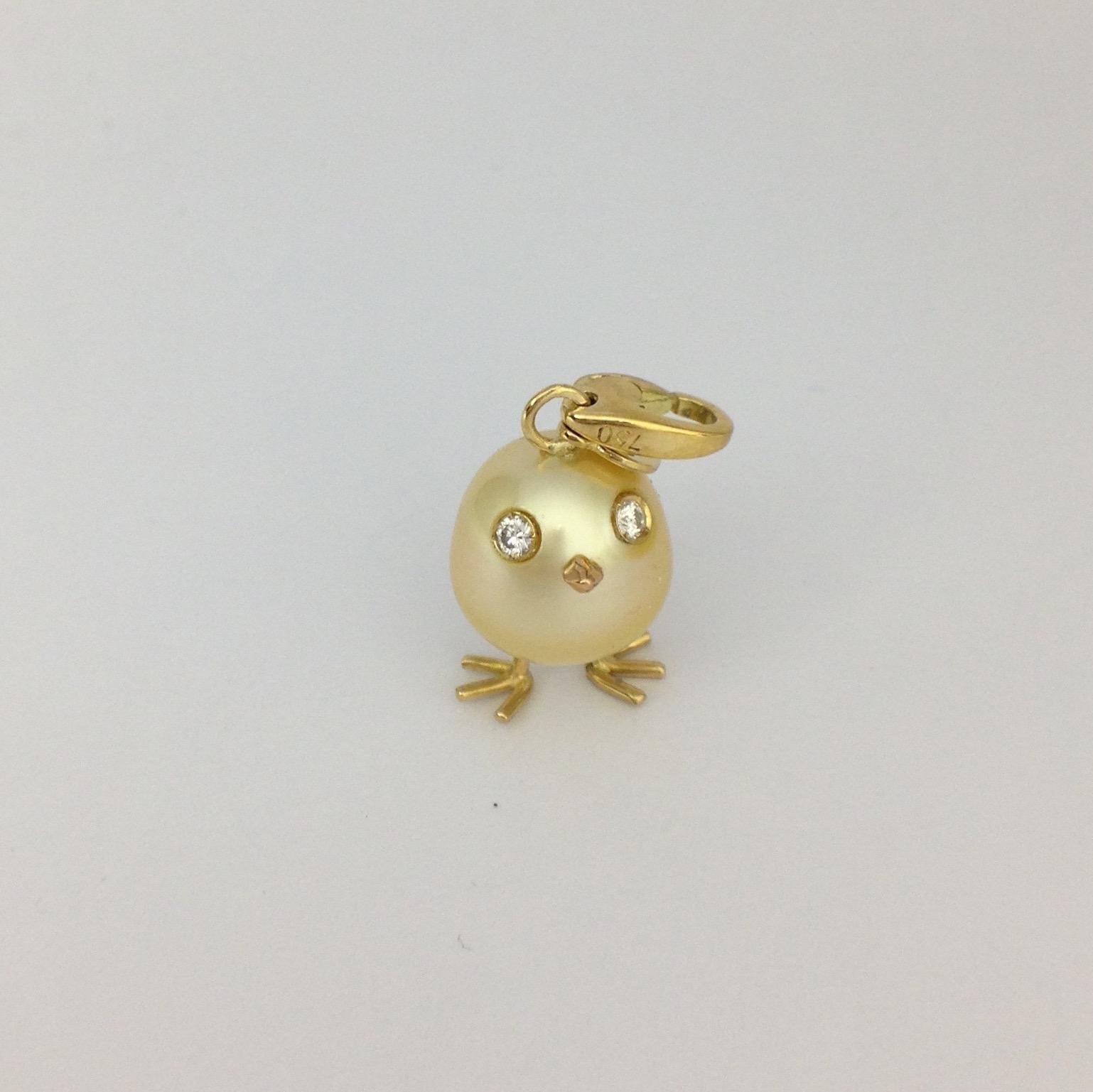 A oval shape Australian pearl has been carefully crafted to make a chick. He has his two legs, two eyes encrusted with two white diamonds and his beak. 
The gold is yellow for all the particulars, apart for the beak that is in red gold.
The ring for