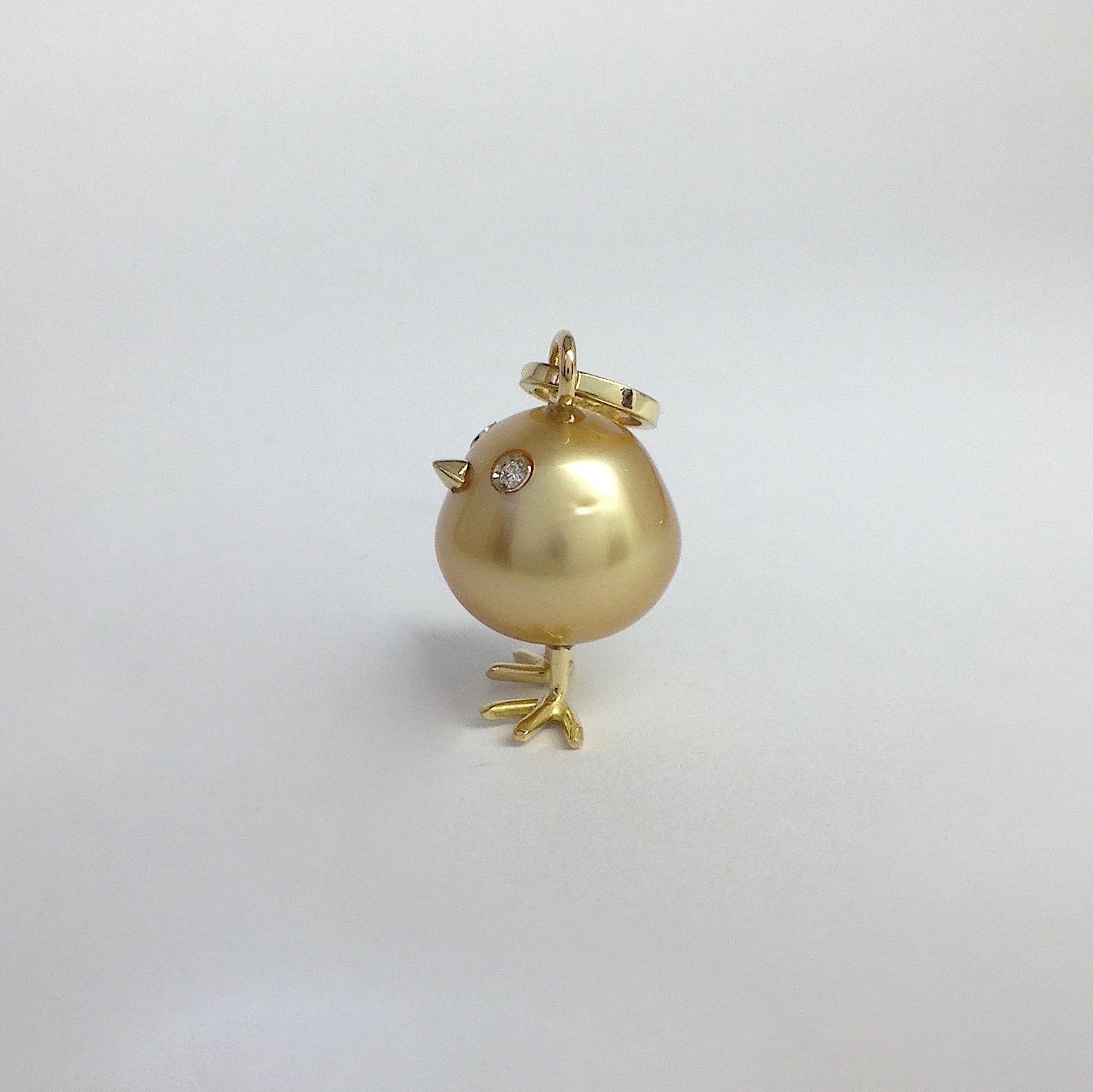 A oval shape Australian pearl has been carefully crafted to make a chick. He has his two legs, two eyes encrusted with two white diamonds and his beak. 
The gold is yellow.
The chain is not included
The caliber is ct 0.015.
The size of pearl is