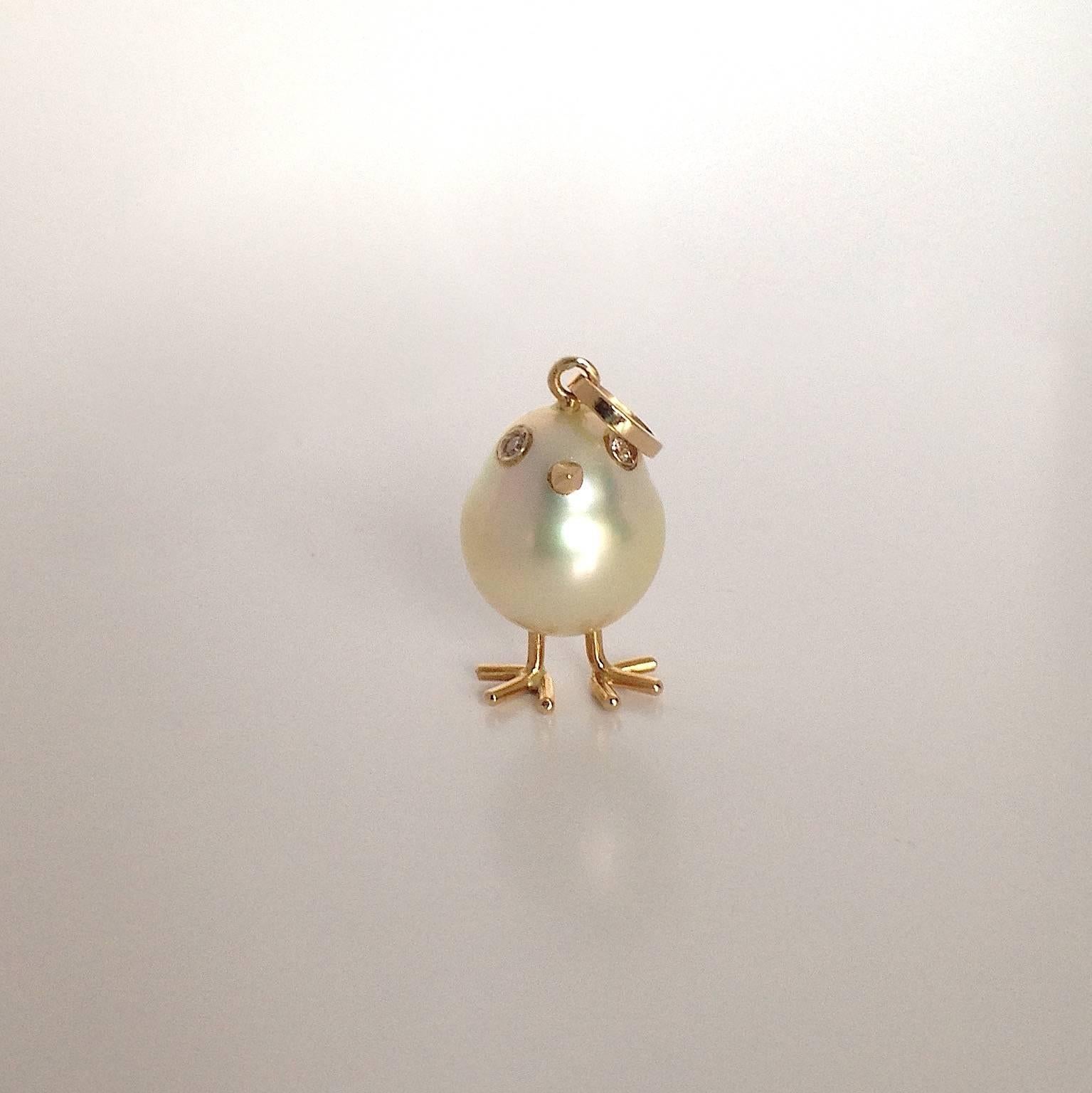 A spherical rare Australian pearl has been carefully crafted to make a chick. He has his two legs, two eyes encrusted with two white diamonds and his beak. The color of the pearl is slightly.
The gold is red for the beak, for the other elements it's