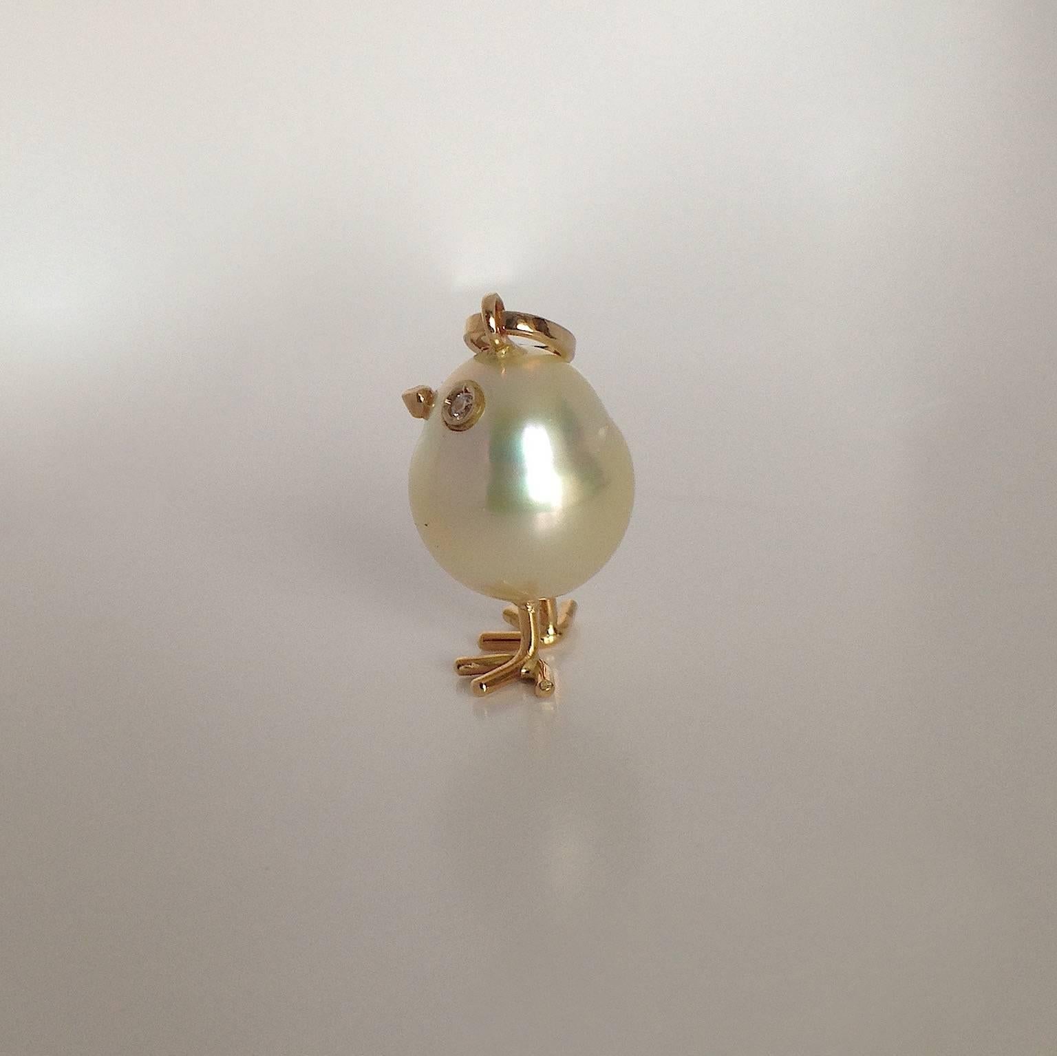 Baby Chick Australian Pearl White Diamond Yellow Gold Pendant In New Condition In Bussolengo, Verona