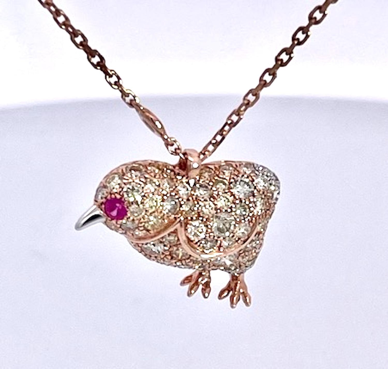 Dieses charmante Set zaubert ein breites Lächeln auf mein Gesicht.  Dieses Set besteht aus 18 Karat Roségold und ist mit Diamanten in verschiedenen sanften Farben sowie weißen Diamanten besetzt.  Es handelt sich um einen Anhänger und passende