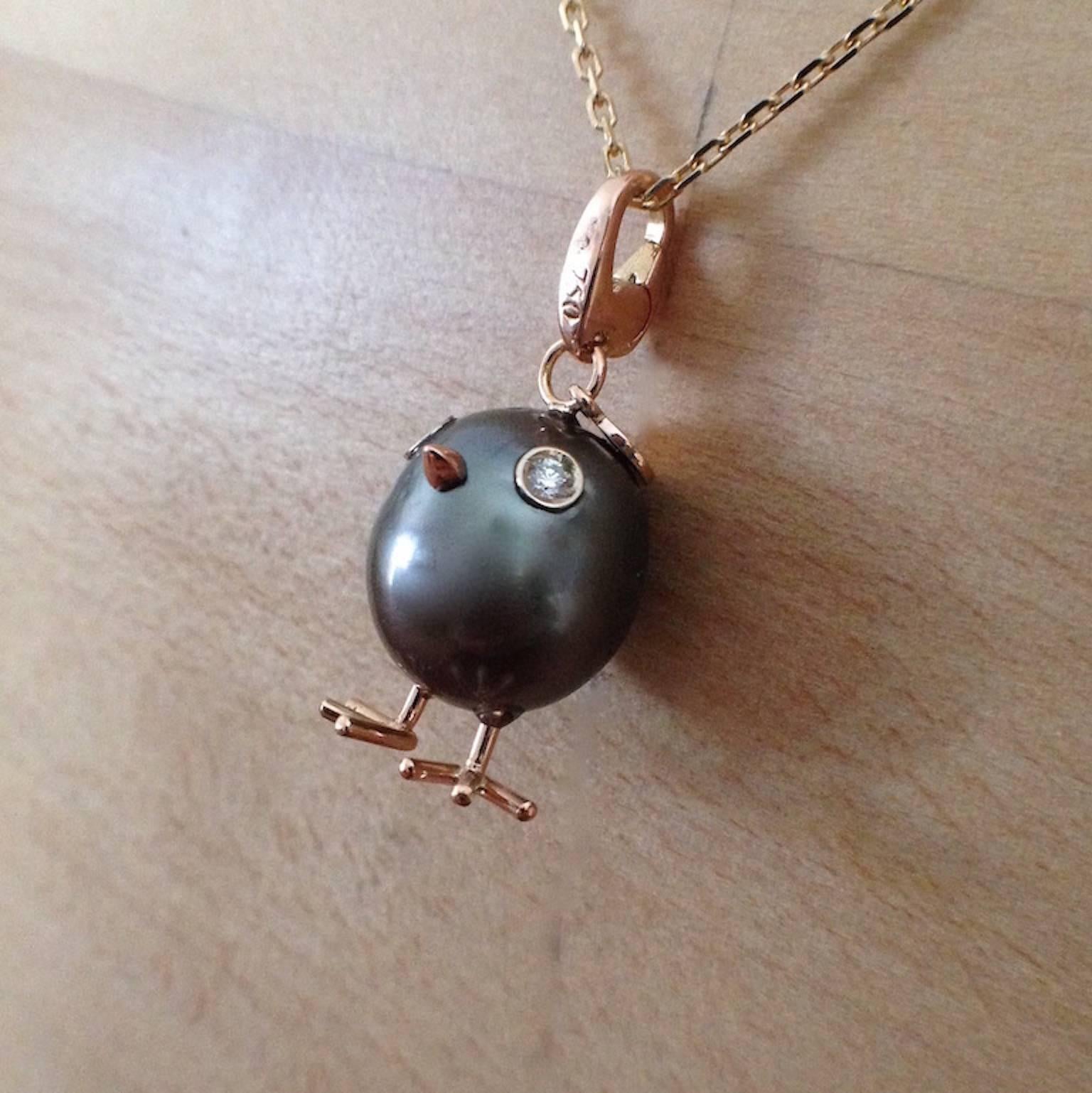 A spherical rare Tahitian pearl has been carefully crafted to make a chick. He has his two legs, two eyes encrusted with two white diamonds and his beak. The ring for the necklace is a carabiner so it can be worn also as a beautiful charm on a