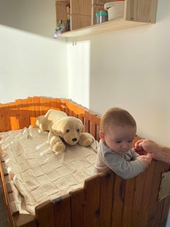 Cuna de bebé de madera recuperada, diseñada y fabricada por Rafael Calvo