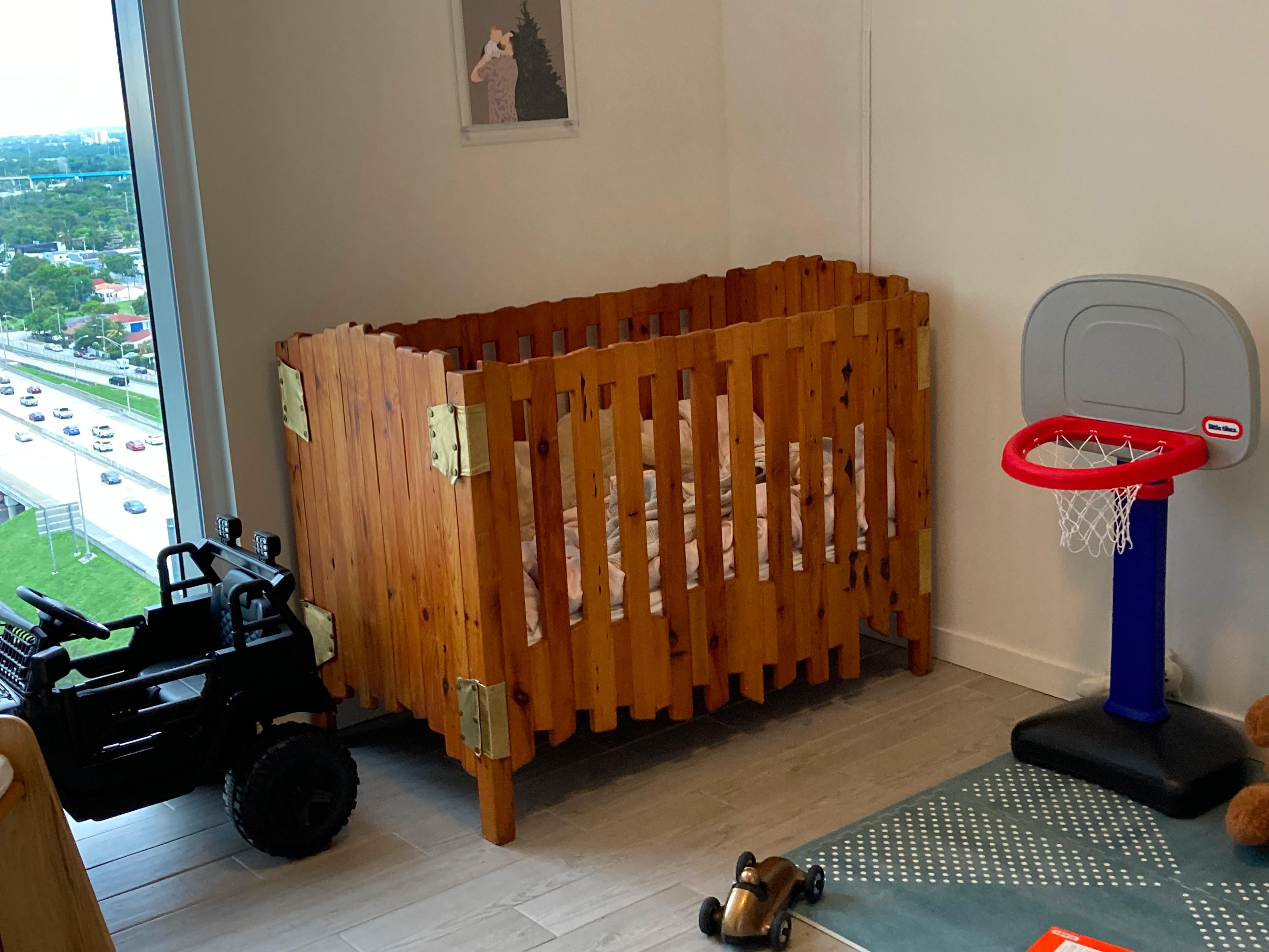 Babyrib aus Altholz, entworfen und hergestellt von Rafael Calvo im Zustand „Neu“ im Angebot in Miami, FL