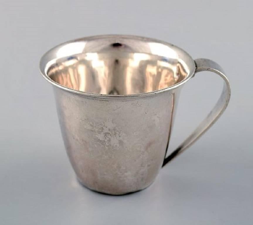 Baby cup with handle by Evald Nielsen hammered sterling silver.
Stamped. Ca. 1920s.
Measures: 6.7 cm. x 6.3 cm.
In good condition, a few dents at the bottom.