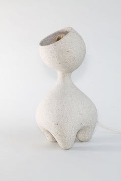 "Baby-Zyklop"  Handgefertigte skulpturale Tischleuchte aus weißem Steingut aus Keramik