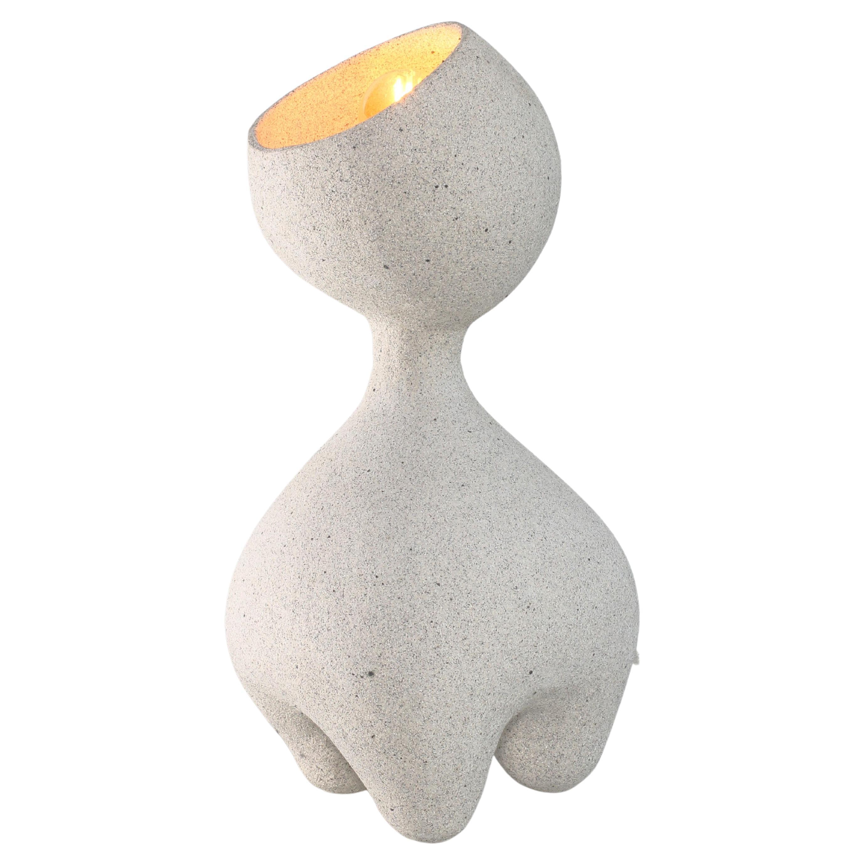 "Bébé cyclope  Lampe de table en céramique sculpturale en grès blanc fabriquée à la main en vente