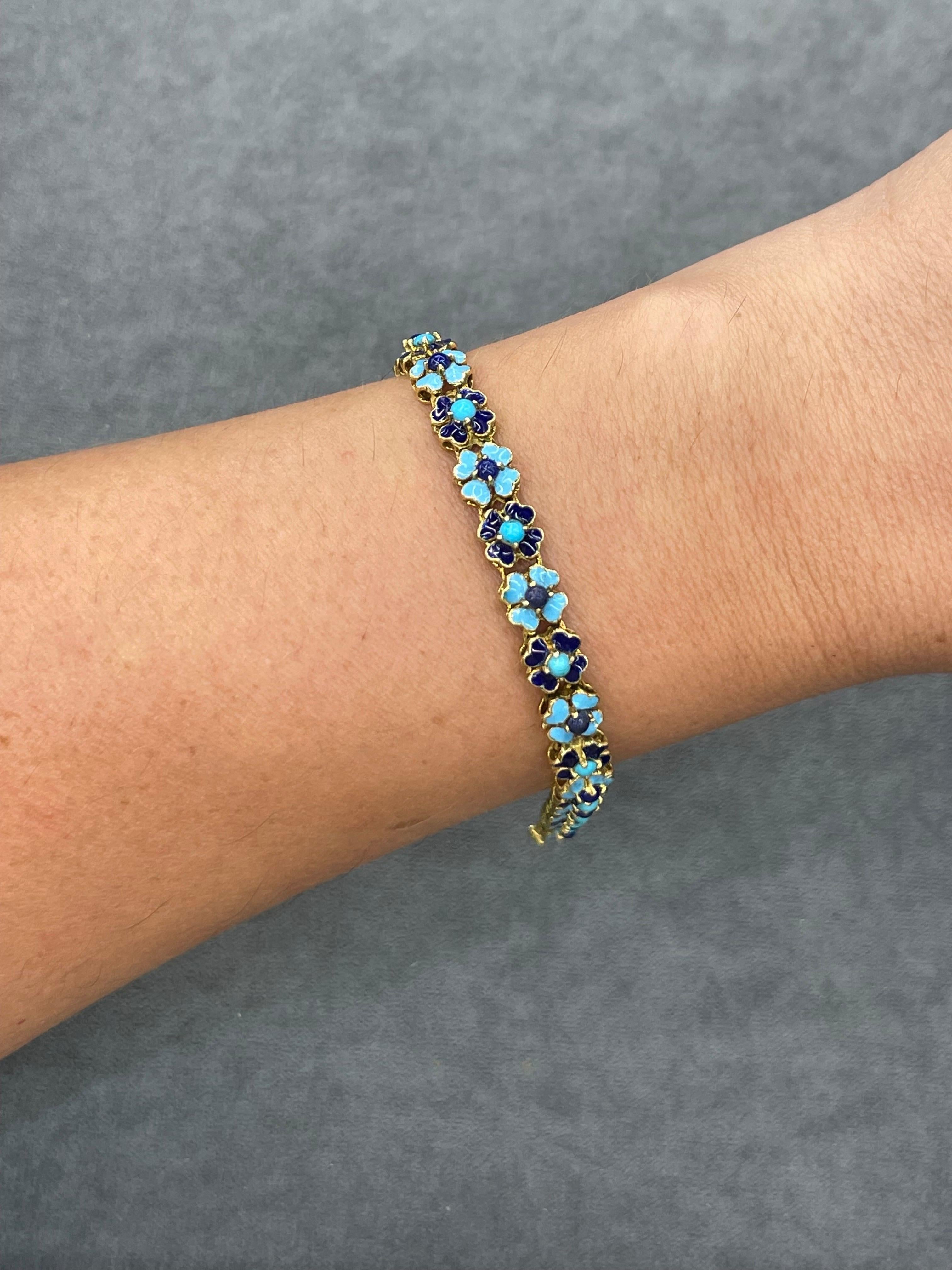 Bracelet marguerite en or 18 carats avec fleurs alternées bleu pâle et bleu foncé italien Pour femmes en vente