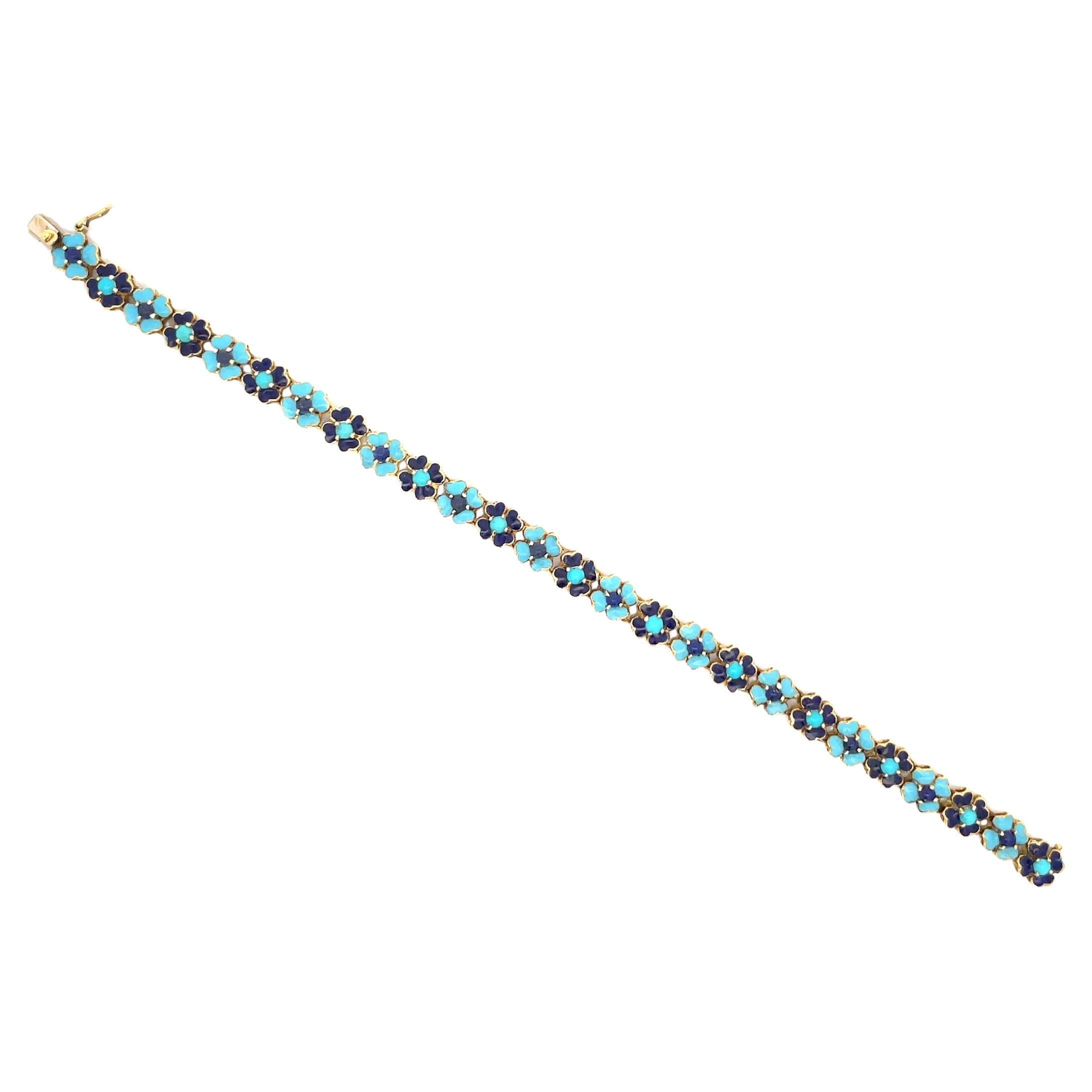 Bracelet italien en or jaune 18 carats composé de 26 marguerites en émail alternant le bleu layette et le bleu foncé pour un poids de 16,2 grammes.
Quel joli bracelet ! 