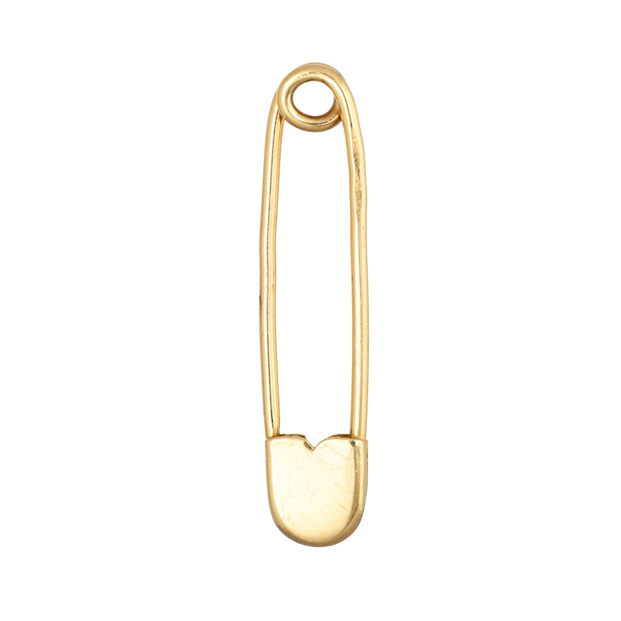 Finely detailed vintage baby pin crafted in 18 karat yellow gold. 

The baby pin is a great piece to present as a 'push' present. Wearable as pendant on a chain or pinned to your garment.

The brooch is in very good condition.